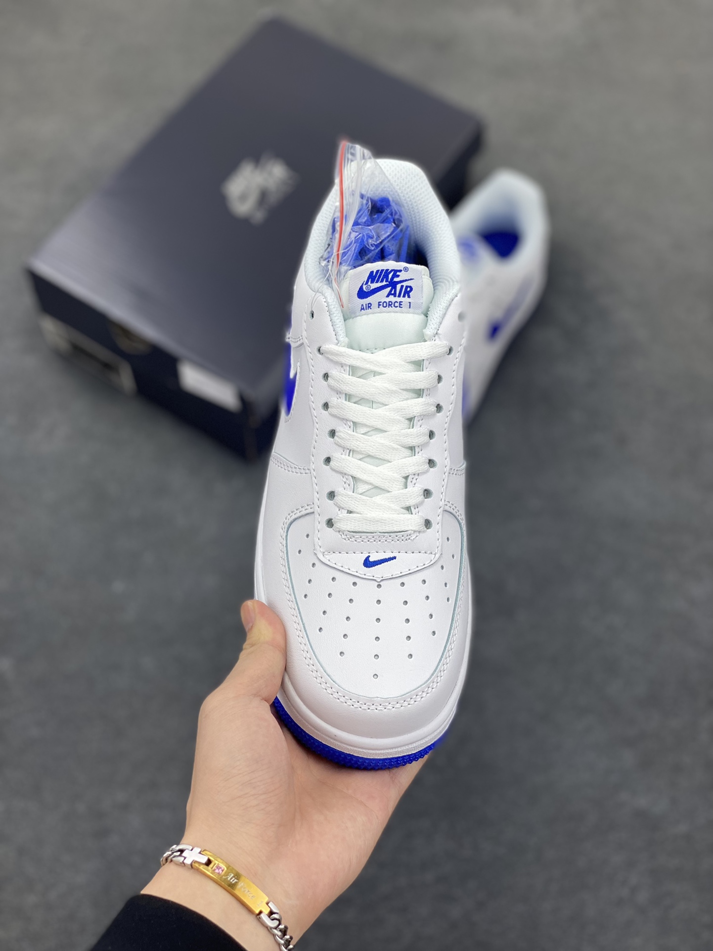 图片[2]-Nike Air Force 1 Low 空军一号低帮百搭休闲运动板鞋。柔软、弹性十足的缓震性能和出色的中底设计，横跨复古与现代的外型结合，造就出风靡全球三十多年的Force 1，直到今天还深受青睐。 货号：FN5924-102 尺码：36 36.5 37.5 38 38.5 39 40 40.5 41 42 42.5 43 44 44.5 45-选品中心