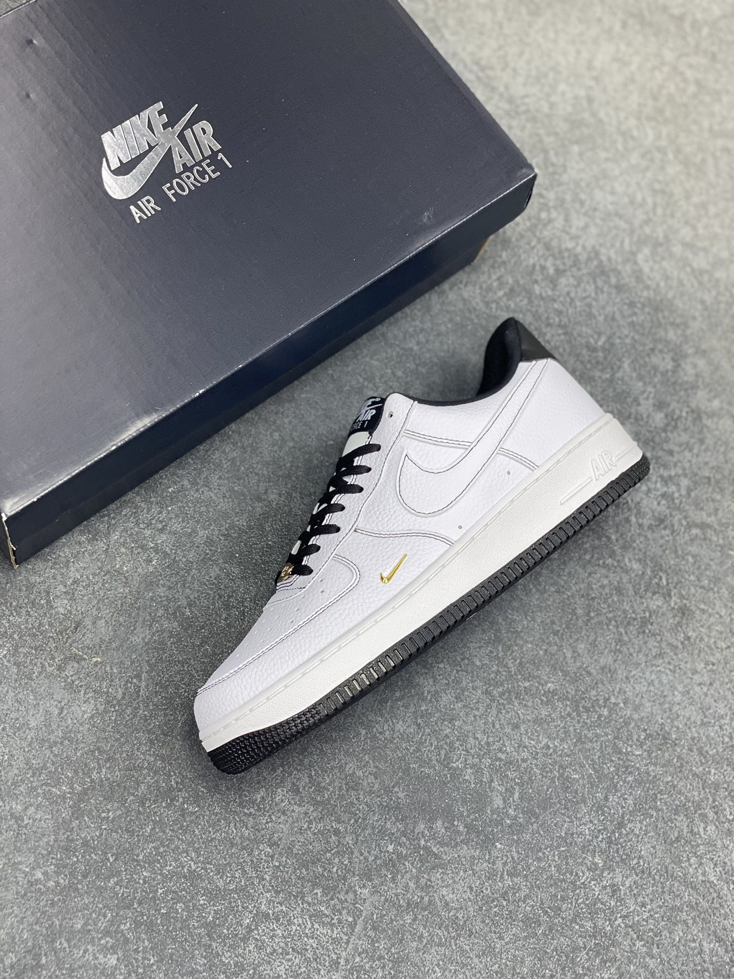 图片[7]-Nike Air Force 1 Low 白黑线小金勾 空军一号低帮运动休闲板鞋 原楦头原纸板 打造纯正空军版型#专注外贸渠道 全掌内置蜂窝气垫 #原盒配件 原厂中底钢印、拉帮完美 货号：IB6543-101 尺码：35.5 36 36.5 37.5 38 38.5 39 40 40.5 41 42 42.5 43 44 44.5 45-选品中心