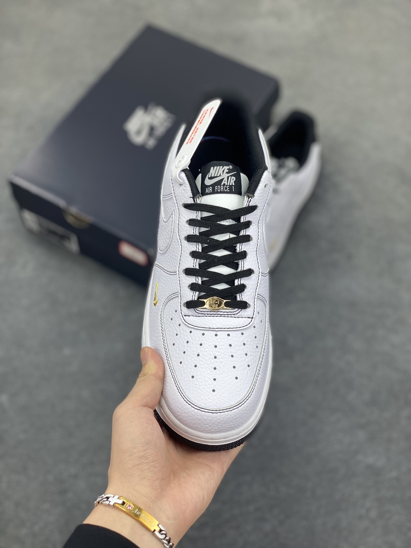 图片[2]-Nike Air Force 1 Low 白黑线小金勾 空军一号低帮运动休闲板鞋 原楦头原纸板 打造纯正空军版型#专注外贸渠道 全掌内置蜂窝气垫 #原盒配件 原厂中底钢印、拉帮完美 货号：IB6543-101 尺码：35.5 36 36.5 37.5 38 38.5 39 40 40.5 41 42 42.5 43 44 44.5 45-选品中心