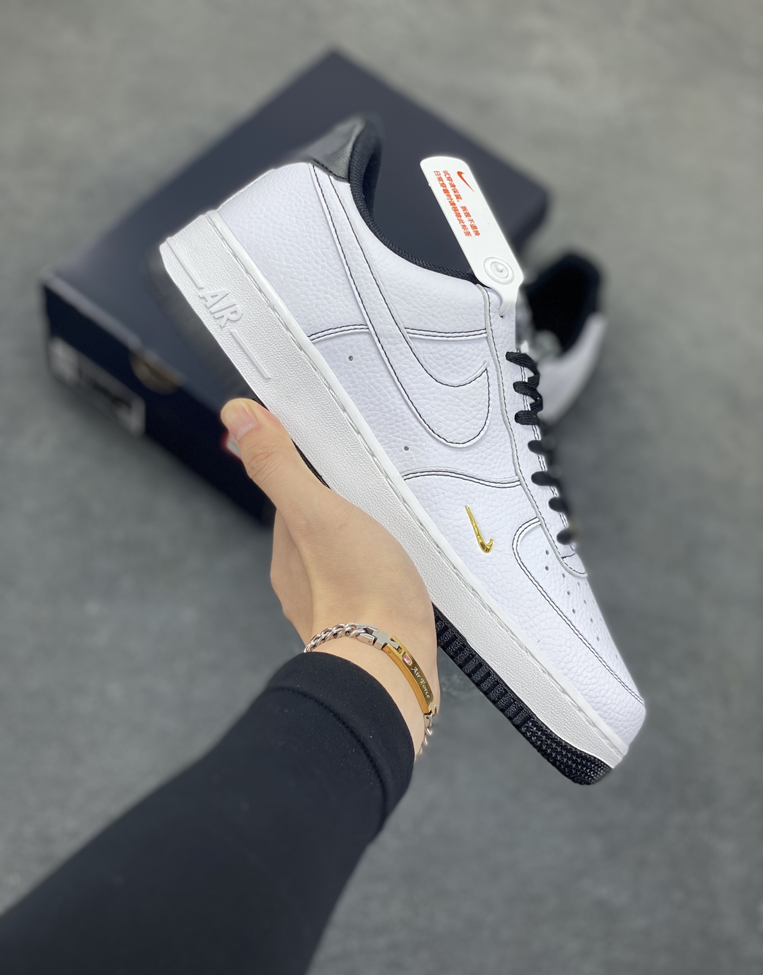 Nike Air Force 1 Low 白黑线小金勾 空军一号低帮运动休闲板鞋 原楦头原纸板 打造纯正空军版型#专注外贸渠道 全掌内置蜂窝气垫 #原盒配件 原厂中底钢印、拉帮完美 货号:IB6543-101 尺码:35.5 36 36.5 37.5 38 38.5 39 40 40.5 41 42 42.5 43 44 44.5 45-选品中心