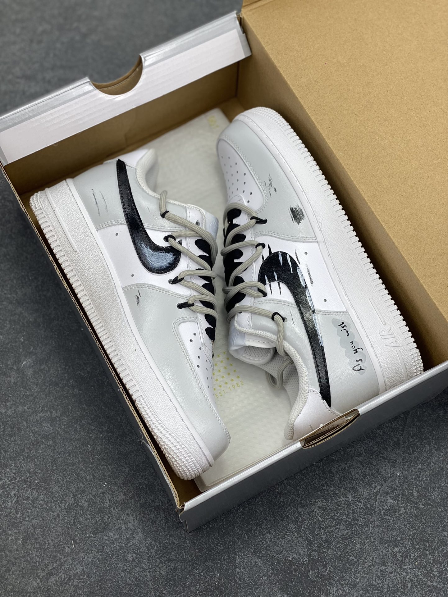 图片[9]-【定制球鞋】Nike Air Force 1 空军一号 情侣款 夏季焕新 哥特瞬影 皮革 特殊鞋盒 低帮 板鞋 女款 黑白折边针车 工艺难度大 原楦头原纸板 原装鞋盒 定制五金配件 内置全掌气垫 原厂鞋底 货号：CW2288-111 尺码：36 36.5 37.5 38 38.5 39 40 40.5 41 42 42.5 43 44 44.5 45-选品中心