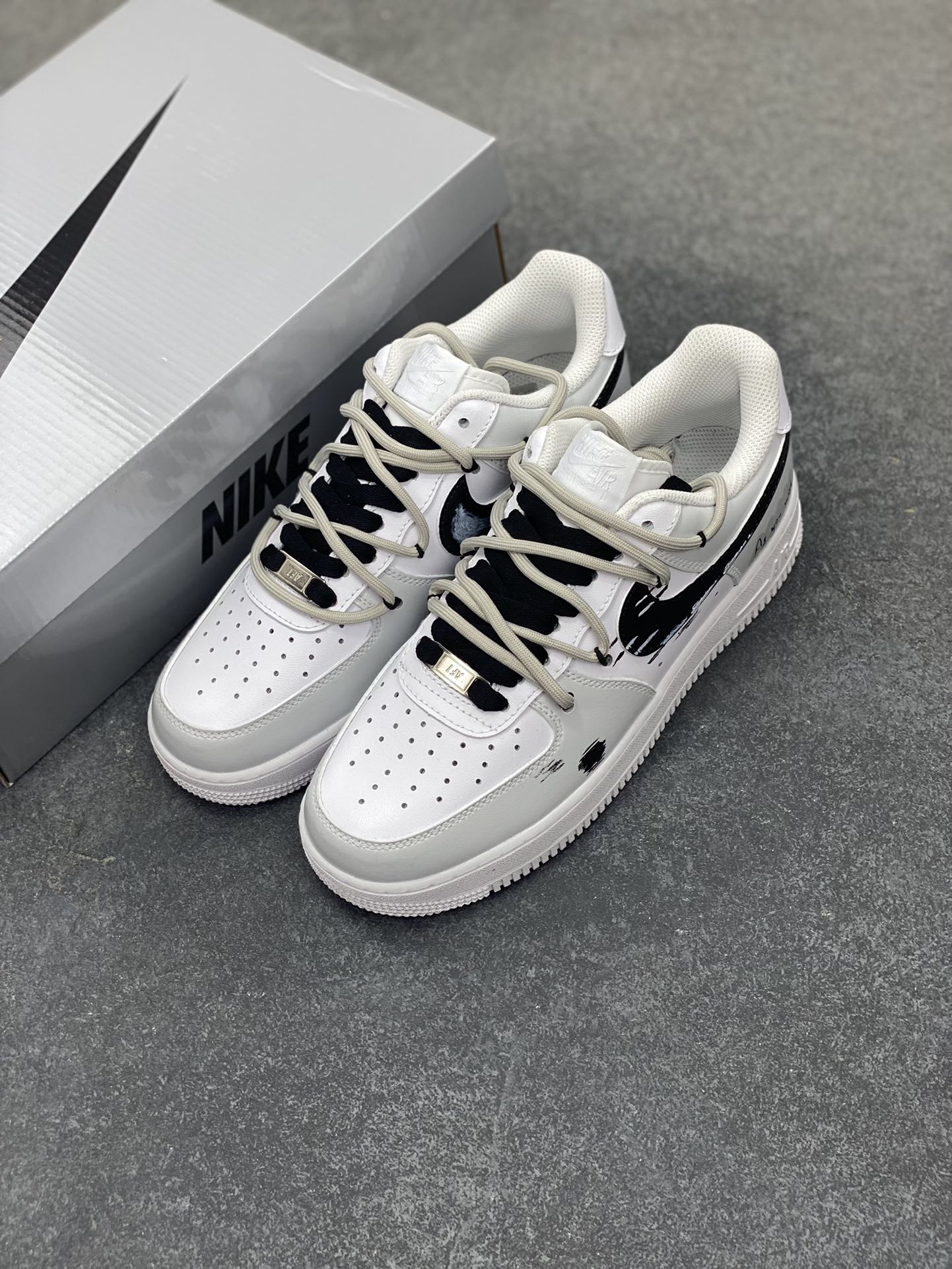 图片[8]-【定制球鞋】Nike Air Force 1 空军一号 情侣款 夏季焕新 哥特瞬影 皮革 特殊鞋盒 低帮 板鞋 女款 黑白折边针车 工艺难度大 原楦头原纸板 原装鞋盒 定制五金配件 内置全掌气垫 原厂鞋底 货号：CW2288-111 尺码：36 36.5 37.5 38 38.5 39 40 40.5 41 42 42.5 43 44 44.5 45-选品中心