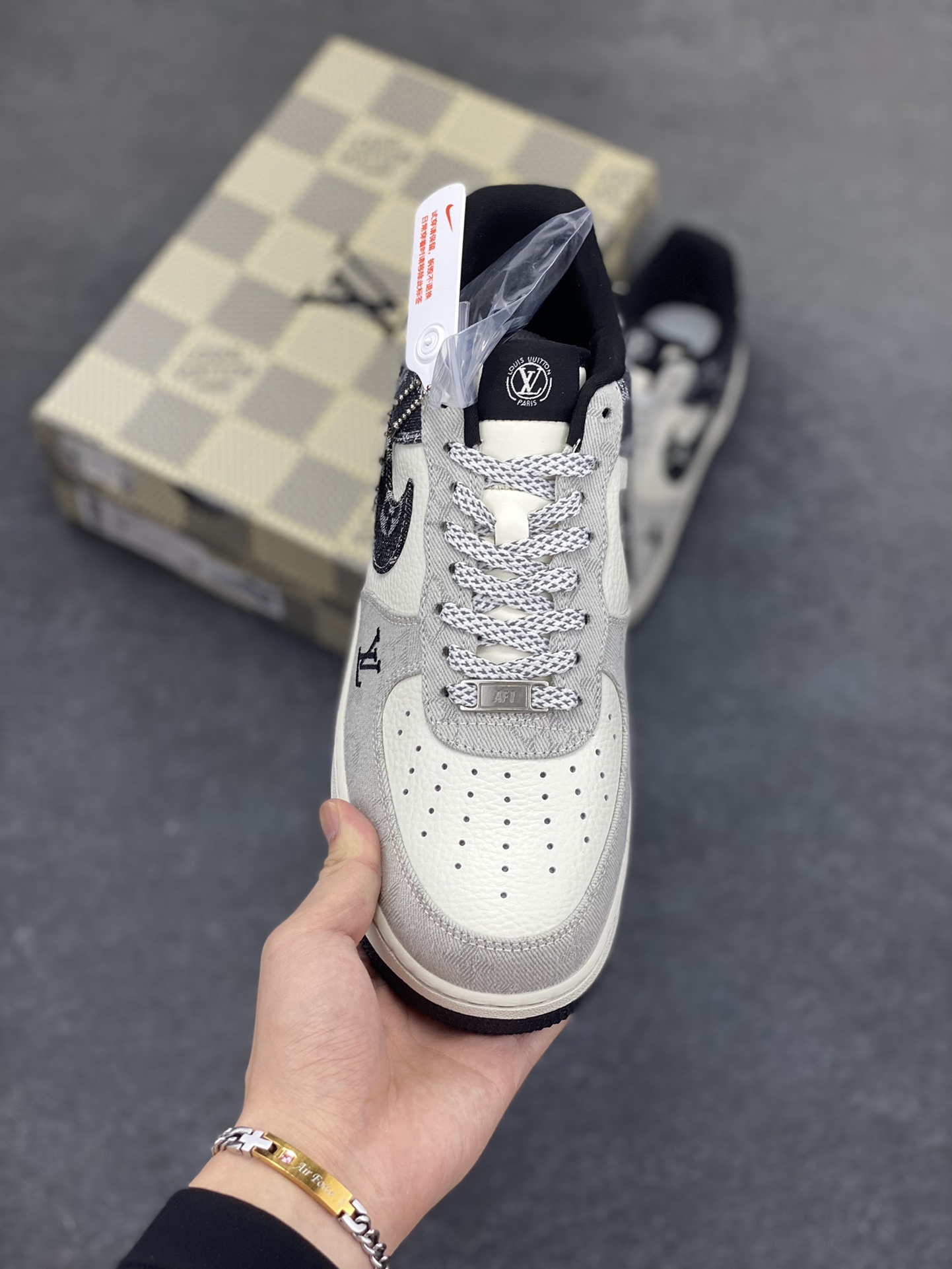 图片[2]-NIke Air Force 1 \’07 Low LV联名-拼接牛仔 空军一号低帮 运动鞋 休闲鞋 折边针车 工艺难度大 原楦头原纸板 原装鞋盒 原厂鞋底 超高清洁度 细节完美 货号：SC0601-550 尺码：36 36.5 37.5 38 38.5 39 40 40.5 41 42 42.5 43 44 44.5 45-选品中心