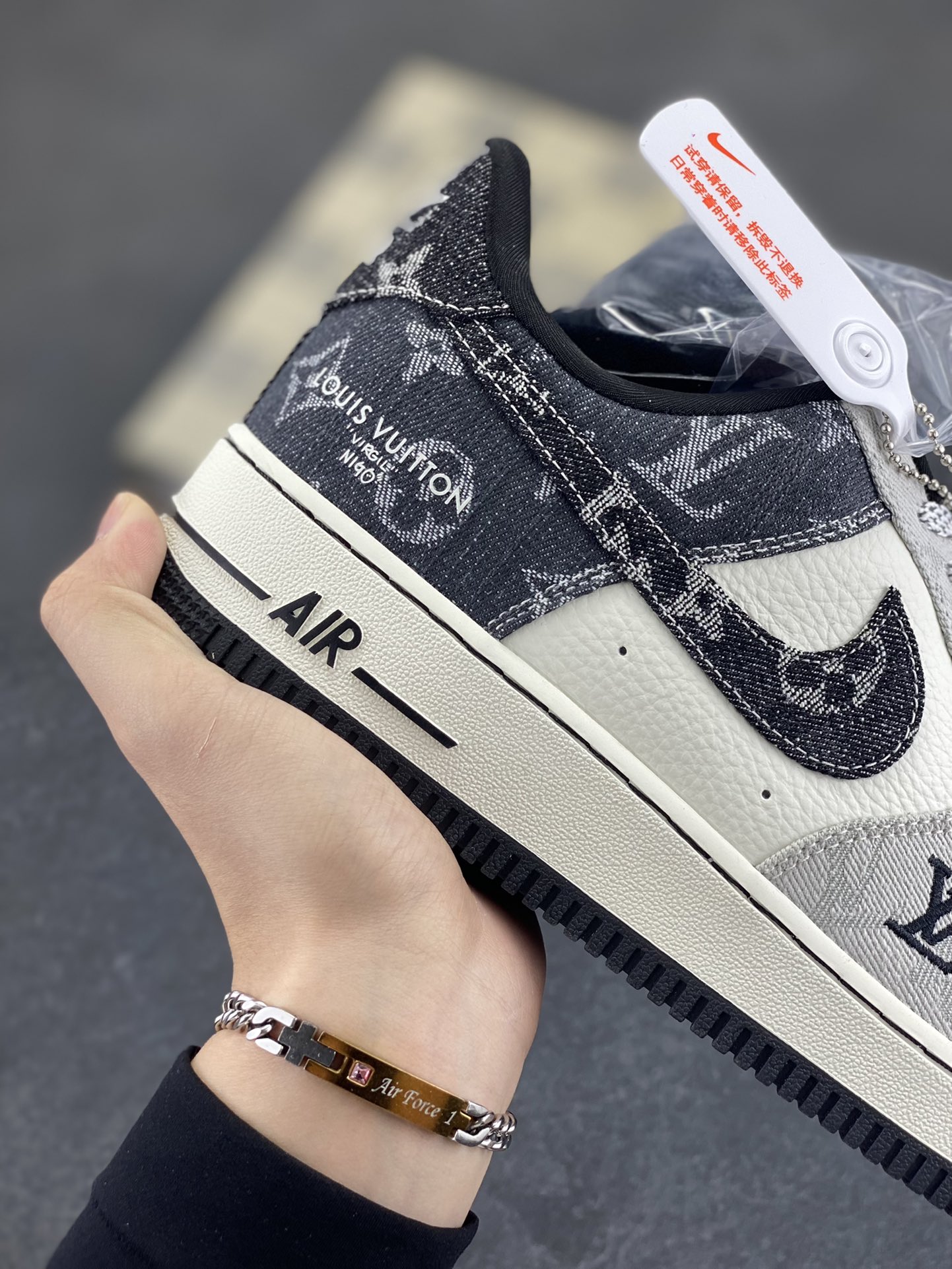 图片[6]-NIke Air Force 1 \’07 Low LV联名-拼接牛仔 空军一号低帮 运动鞋 休闲鞋 折边针车 工艺难度大 原楦头原纸板 原装鞋盒 原厂鞋底 超高清洁度 细节完美 货号：SC0601-550 尺码：36 36.5 37.5 38 38.5 39 40 40.5 41 42 42.5 43 44 44.5 45-选品中心