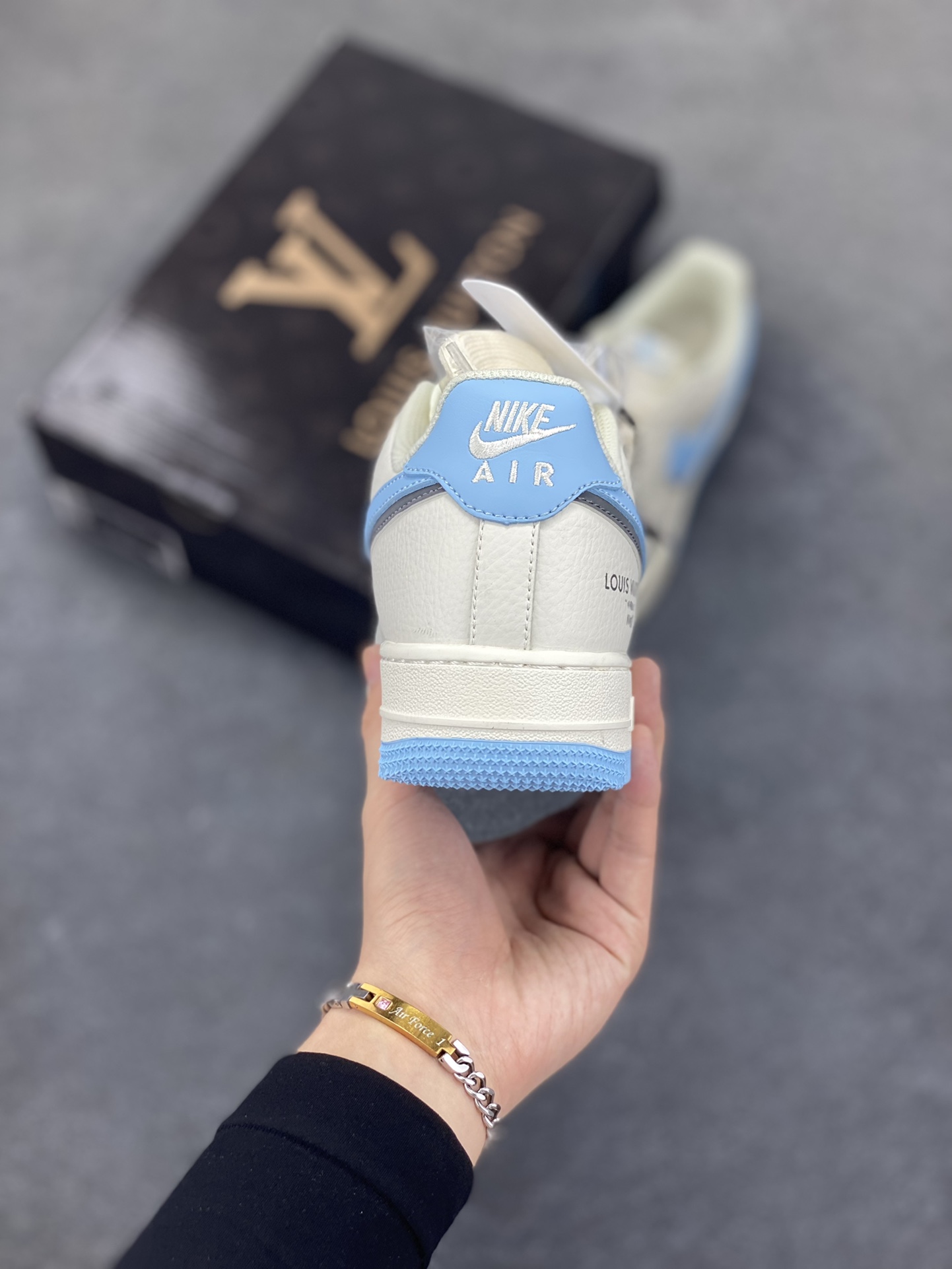 图片[4]-NIke Air Force 1 \’07 Low “LV联名——双拼双勾”空军一号 低帮 运动鞋 休闲鞋 折边针车 工艺难度大 原楦头原纸板 原装鞋盒 定制五金配件 内置全掌气垫 原厂鞋底 货号：CS5288-028 尺码：36 36.5 37.5 38 38.5 39 40 40.5 41 42 42.5 43 44 44.5 45-选品中心