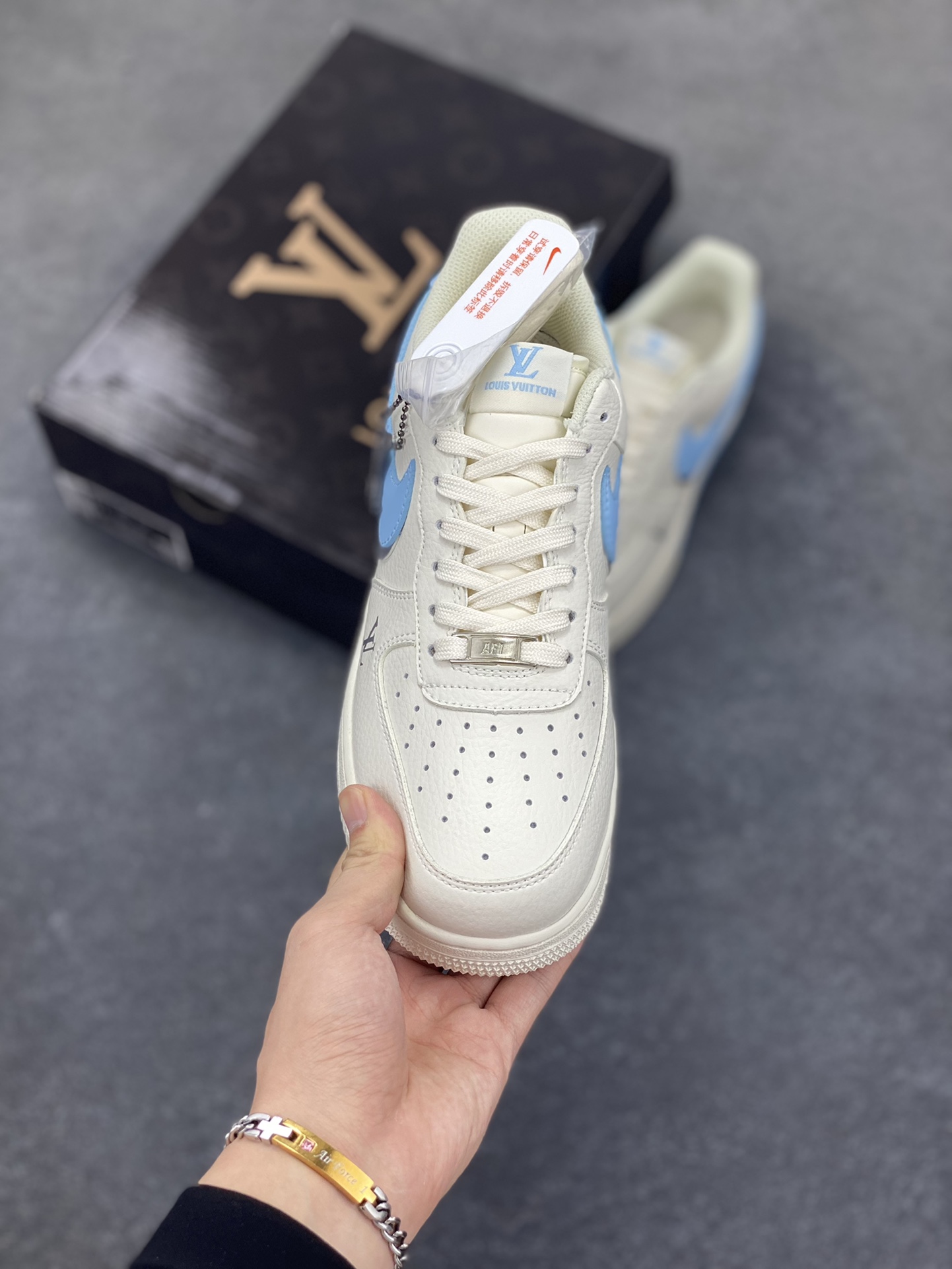 图片[2]-NIke Air Force 1 \’07 Low “LV联名——双拼双勾”空军一号 低帮 运动鞋 休闲鞋 折边针车 工艺难度大 原楦头原纸板 原装鞋盒 定制五金配件 内置全掌气垫 原厂鞋底 货号：CS5288-028 尺码：36 36.5 37.5 38 38.5 39 40 40.5 41 42 42.5 43 44 44.5 45-选品中心