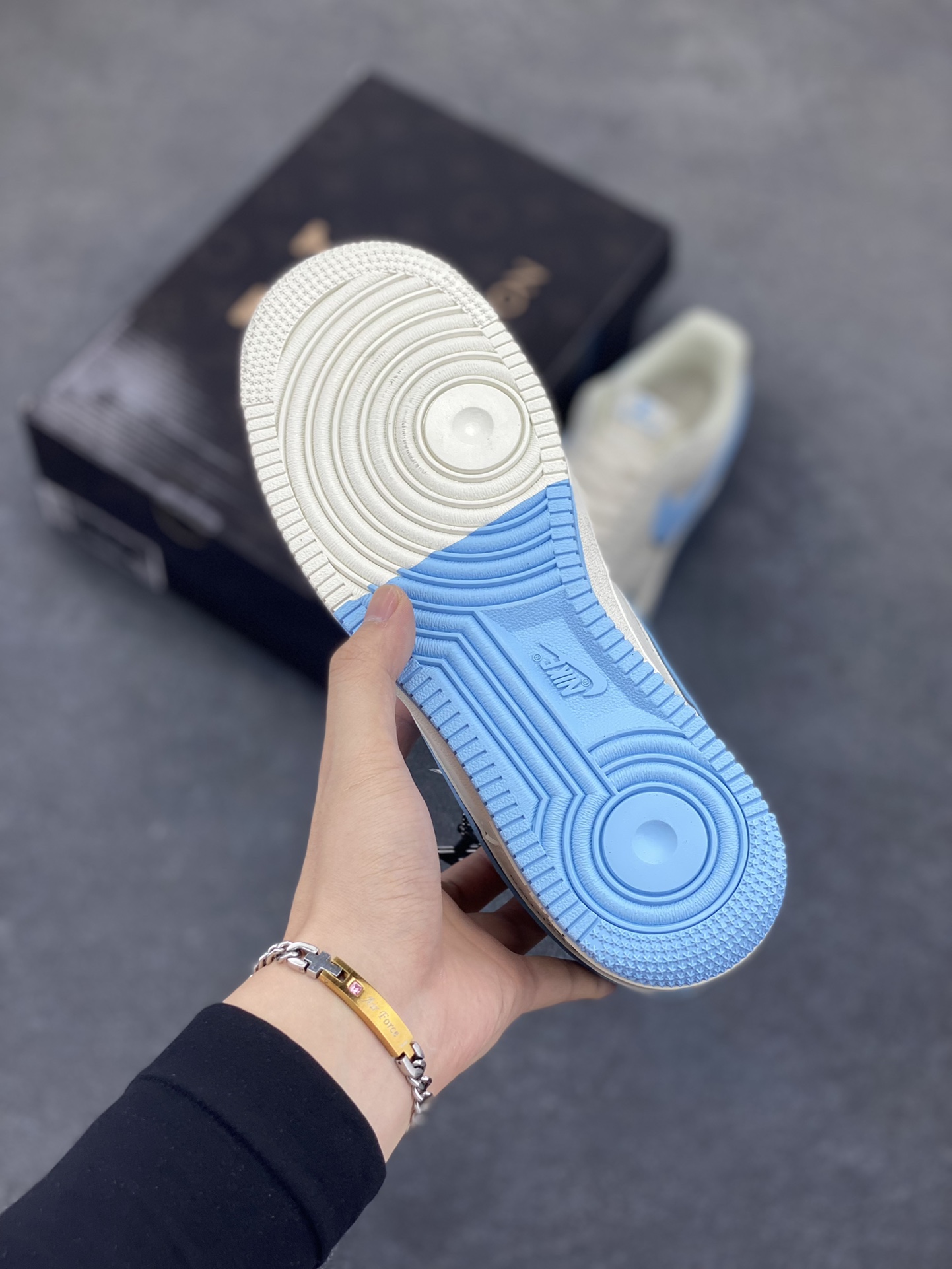 图片[5]-NIke Air Force 1 \’07 Low “LV联名——双拼双勾”空军一号 低帮 运动鞋 休闲鞋 折边针车 工艺难度大 原楦头原纸板 原装鞋盒 定制五金配件 内置全掌气垫 原厂鞋底 货号：CS5288-028 尺码：36 36.5 37.5 38 38.5 39 40 40.5 41 42 42.5 43 44 44.5 45-选品中心