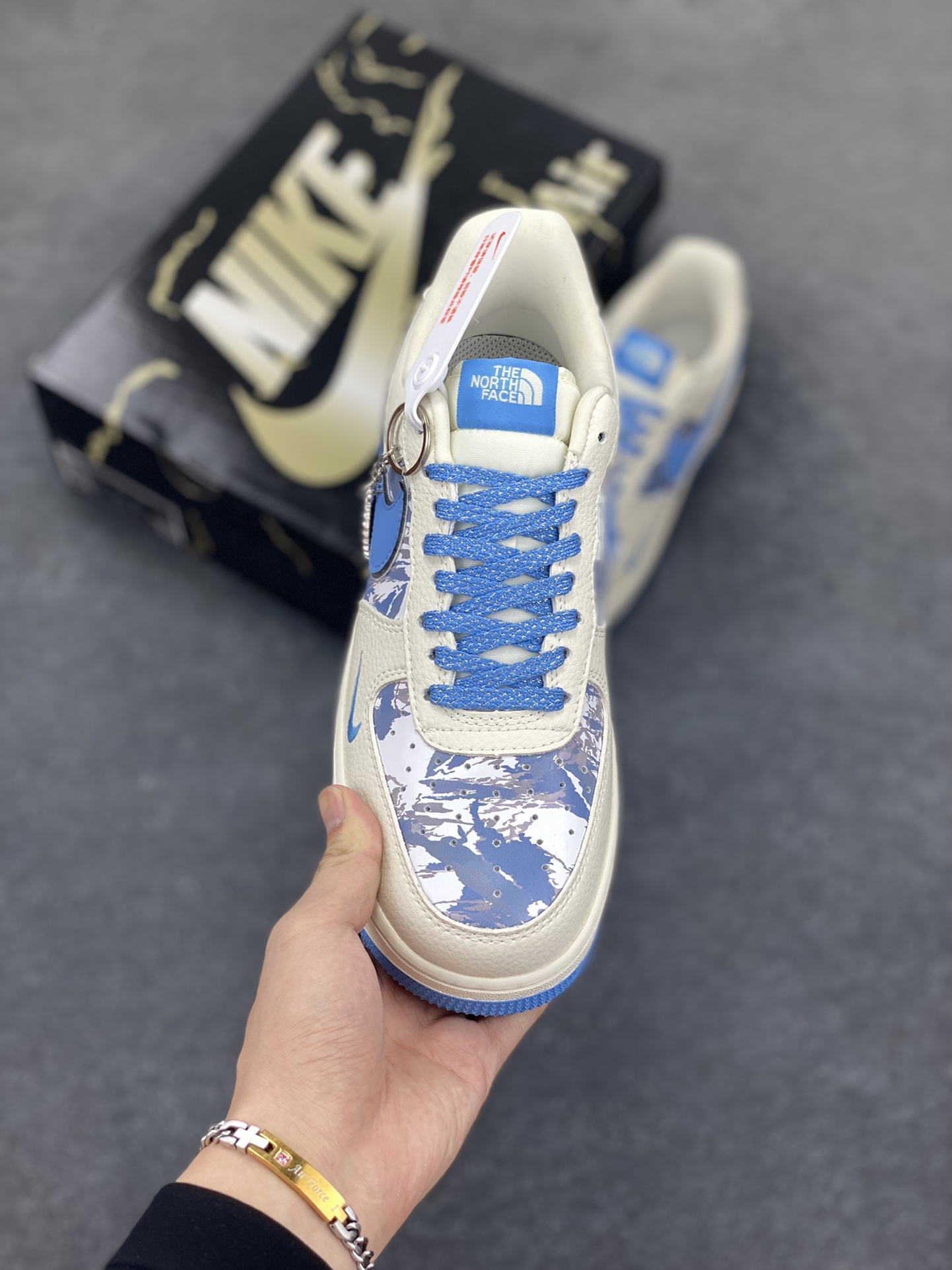 图片[2]-Nike Air Force 1 \’07 Low “北面联名——雪山米蓝”空军一号 低帮 运动鞋 休闲鞋 折边针车 工艺难度大 原楦头原纸板 原装鞋盒 定制五金配件 内置全掌气垫 原厂鞋底 货号：KJ1688-003 尺码：36 36.5 37.5 38 38.5 39 40 40.5 41 42 42.5 43 44 44.5 45-选品中心