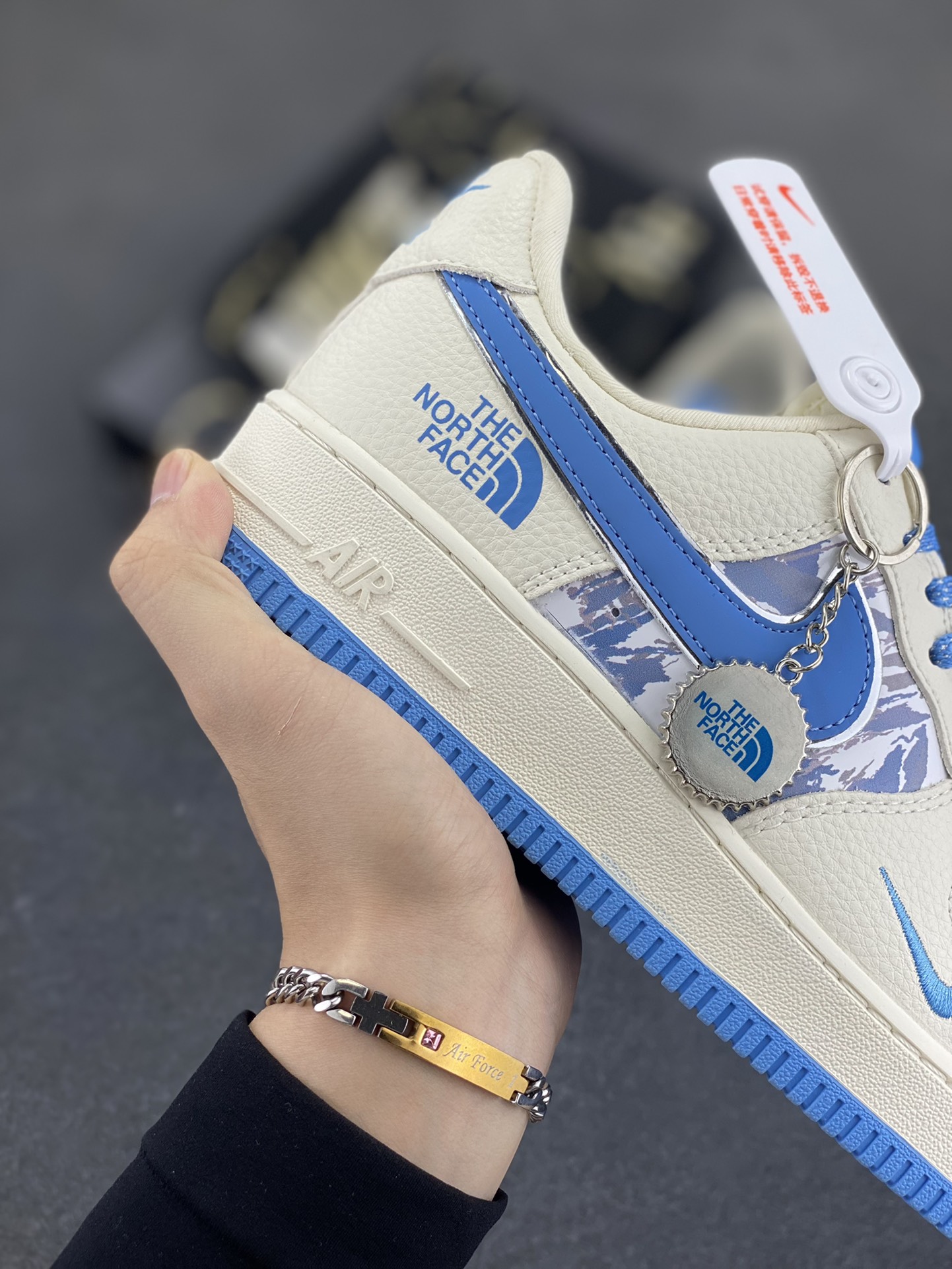 图片[6]-Nike Air Force 1 \’07 Low “北面联名——雪山米蓝”空军一号 低帮 运动鞋 休闲鞋 折边针车 工艺难度大 原楦头原纸板 原装鞋盒 定制五金配件 内置全掌气垫 原厂鞋底 货号：KJ1688-003 尺码：36 36.5 37.5 38 38.5 39 40 40.5 41 42 42.5 43 44 44.5 45-选品中心