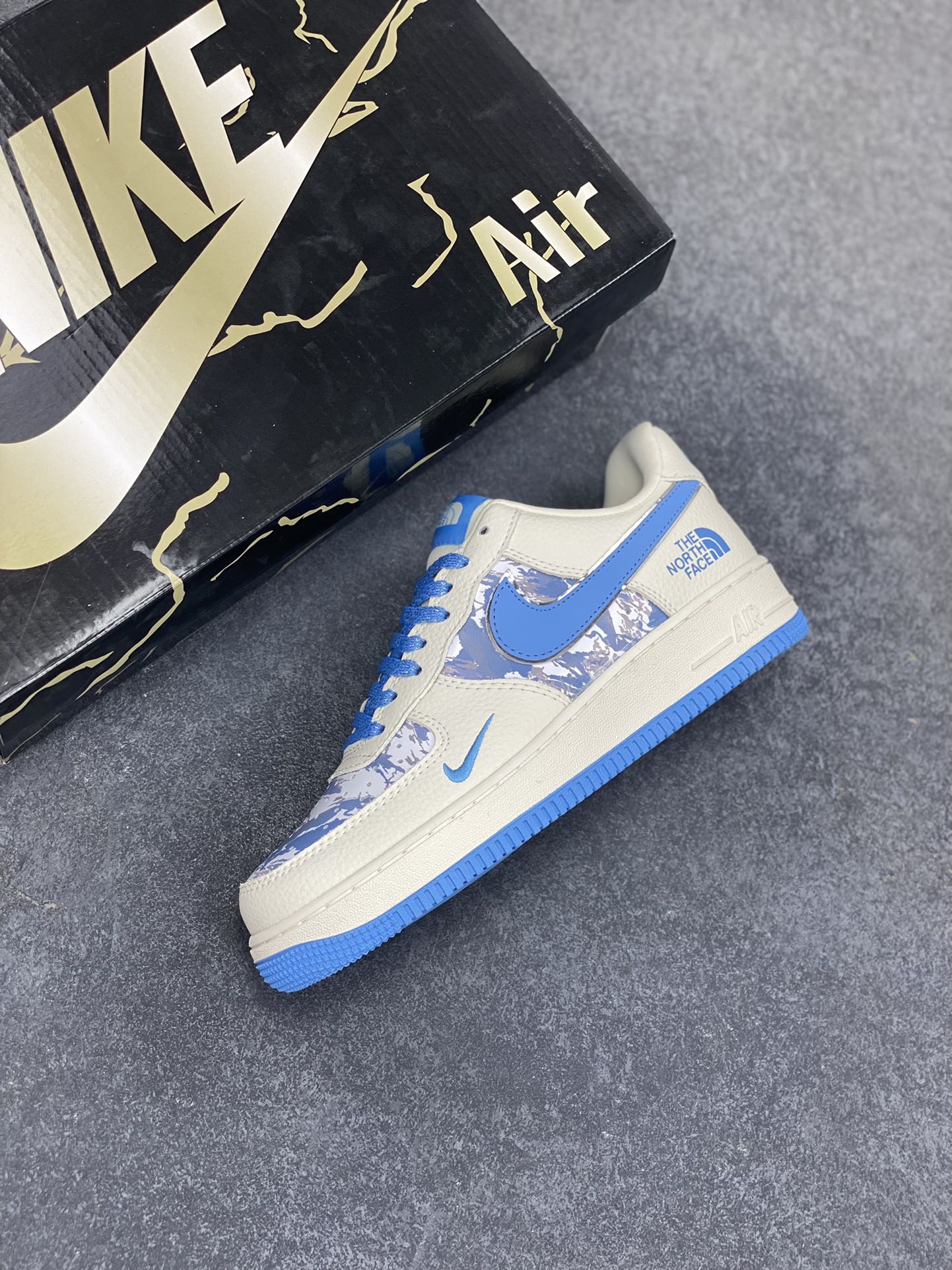 图片[7]-Nike Air Force 1 \’07 Low “北面联名——雪山米蓝”空军一号 低帮 运动鞋 休闲鞋 折边针车 工艺难度大 原楦头原纸板 原装鞋盒 定制五金配件 内置全掌气垫 原厂鞋底 货号：KJ1688-003 尺码：36 36.5 37.5 38 38.5 39 40 40.5 41 42 42.5 43 44 44.5 45-选品中心