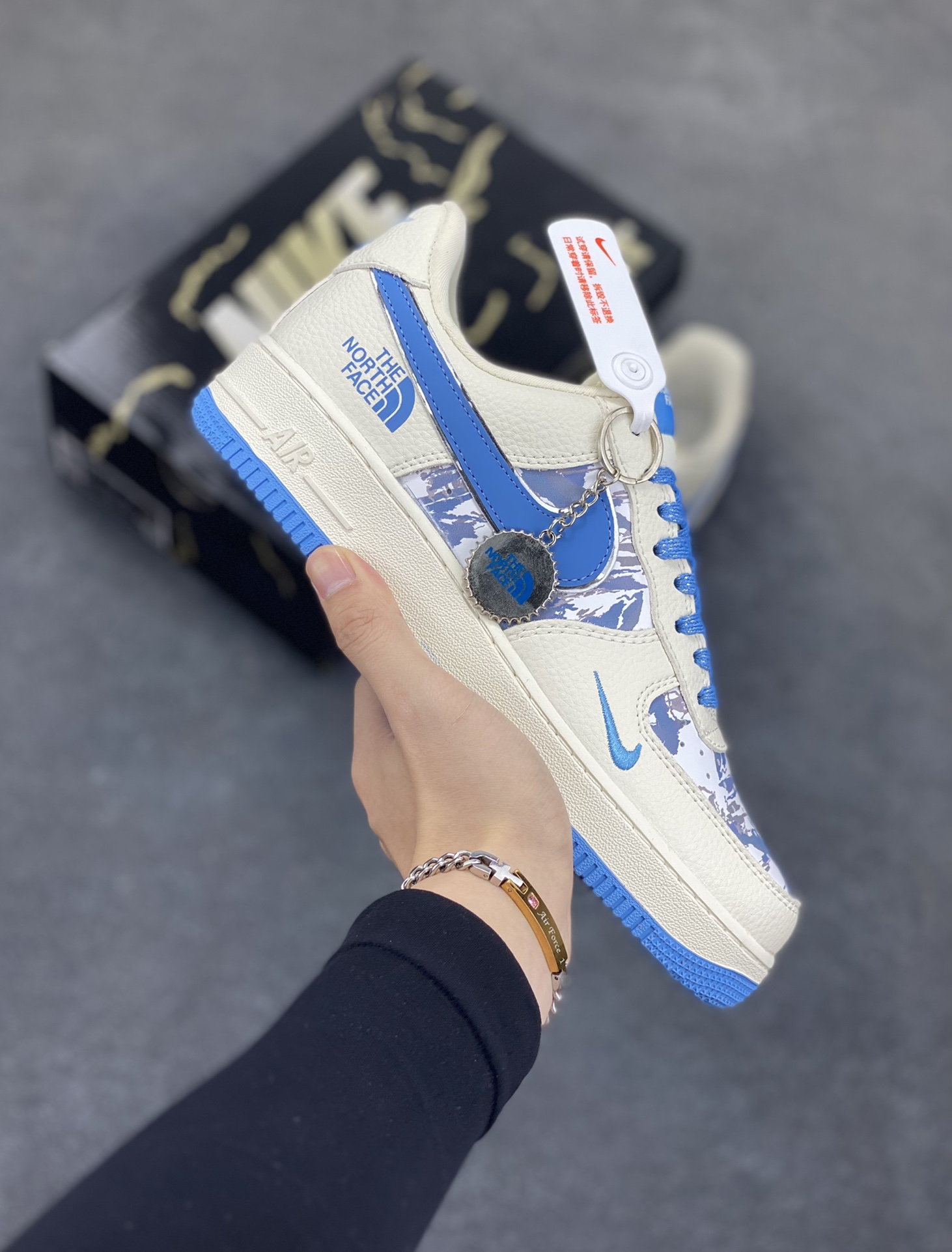 Nike Air Force 1 \’07 Low “北面联名——雪山米蓝”空军一号 低帮 运动鞋 休闲鞋 折边针车 工艺难度大 原楦头原纸板 原装鞋盒 定制五金配件 内置全掌气垫 原厂鞋底 货号:KJ1688-003 尺码:36 36.5 37.5 38 38.5 39 40 40.5 41 42 42.5 43 44 44.5 45-选品中心