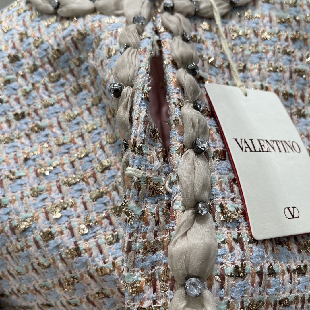 Val华伦 25早秋新款 圆领粗纺外套 内衬yb定制提花 进口粗纺毛呢材质质感高级品相十足 前襟领口延伸