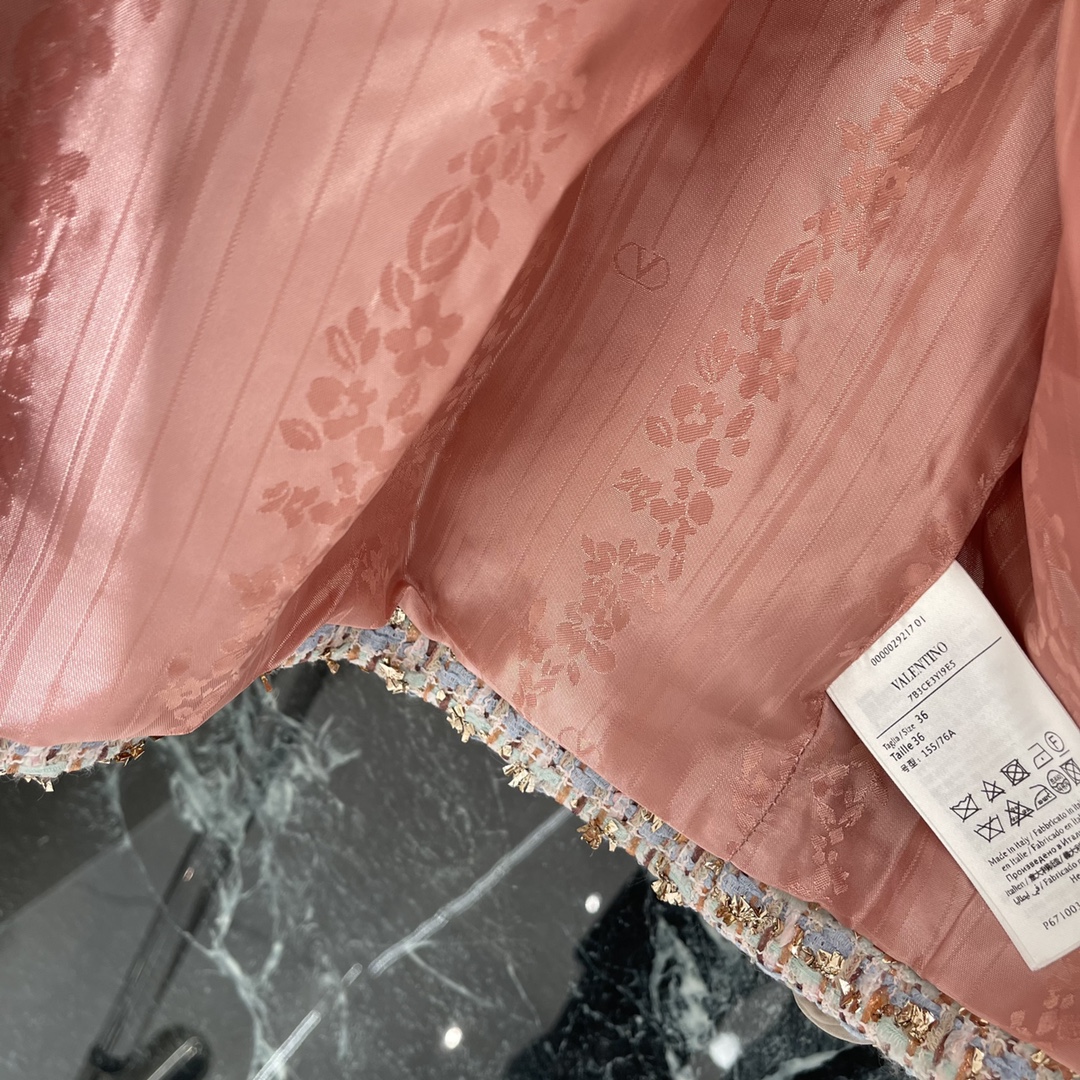 Val华伦 25早秋新款 圆领粗纺外套 内衬yb定制提花 进口粗纺毛呢材质质感高级品相十足 前襟领口延伸