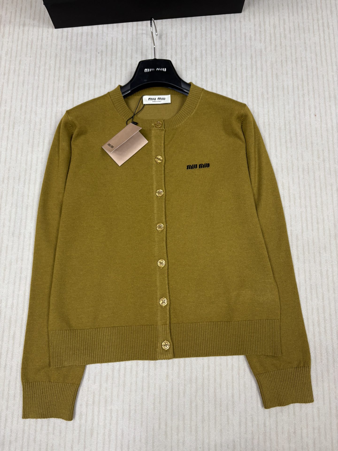 NO:442140,Miumi* 25 early autumn new style knitted round neck cardigan classic letter logo contrast jacquard decoration yb open mold letter logo button embellishment classic fashionable and versatile college style three-color SML, miumiu, alexander wang19860909Miumi* 25早秋新款 针织圆领开衫 经典字母logo撞色提花装饰 yb开模字母logo纽扣点缀 经典时髦百搭学院风 三色SML,,miumiu,alexander wang,Women's clothing