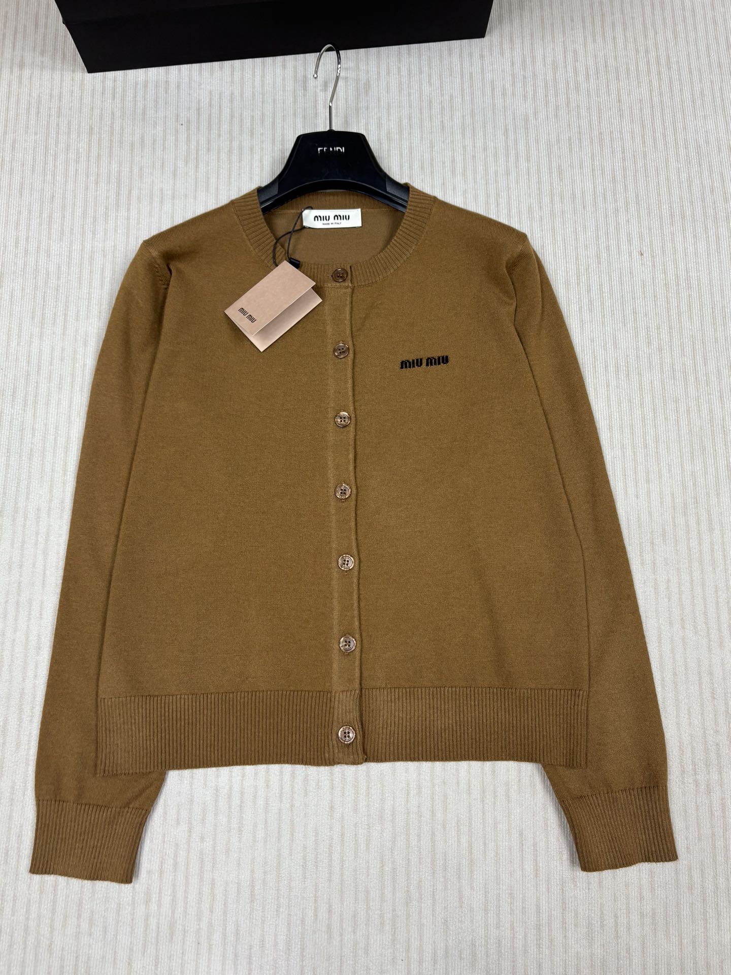 NO:442155,Miumi* 25 early autumn new style knitted round neck cardigan classic letter logo contrast jacquard decoration yb open mold letter logo button embellishment classic fashionable and versatile college style three-color SML, miumiu, alexander wang19860909Miumi* 25早秋新款 针织圆领开衫 经典字母logo撞色提花装饰 yb开模字母logo纽扣点缀 经典时髦百搭学院风 三色SML,,miumiu,alexander wang,Women's clothing