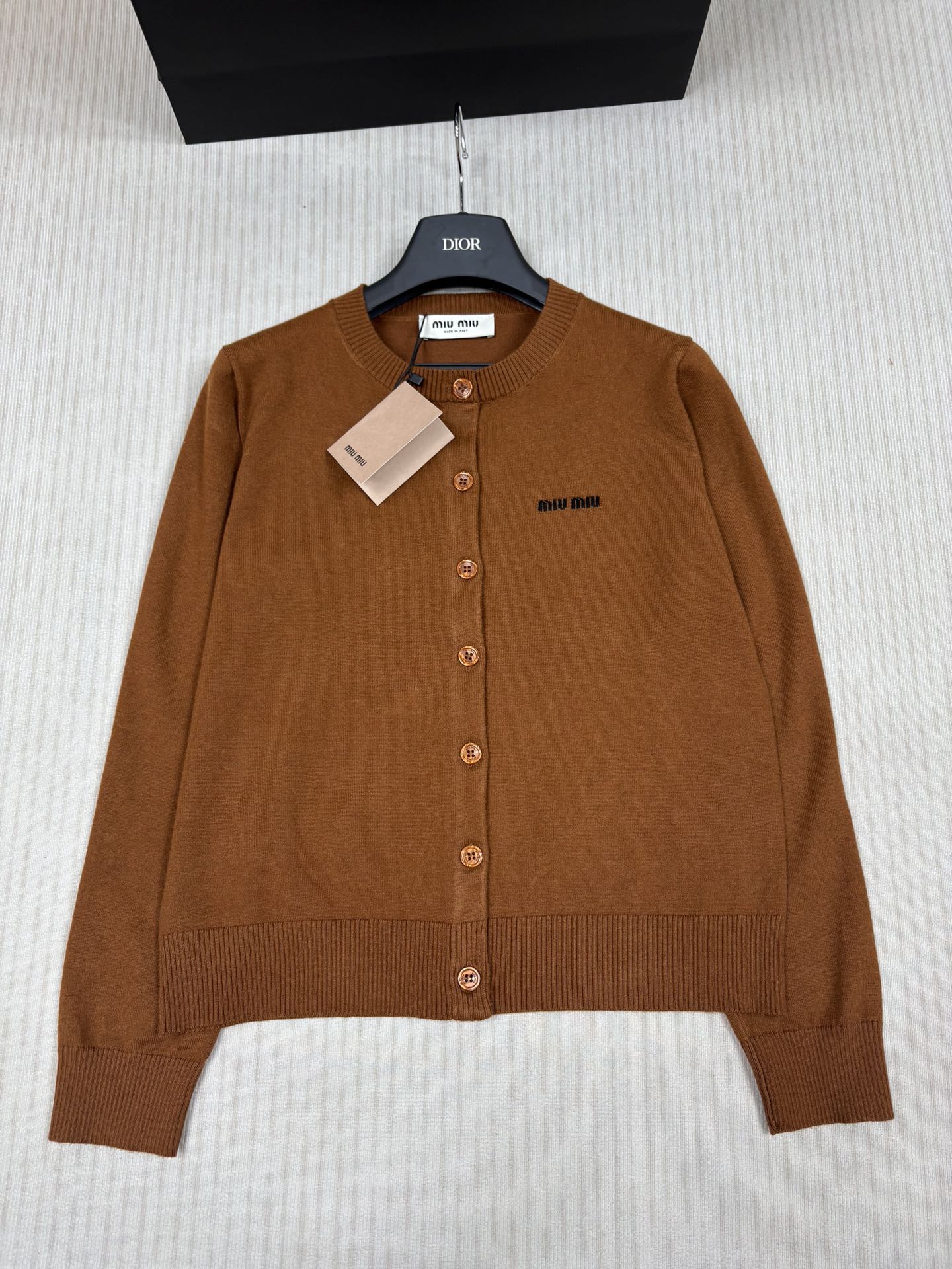 NO:442169,Miumi* 25 early autumn new style knitted round neck cardigan classic letter logo contrast jacquard decoration yb open mold letter logo button embellishment classic fashionable and versatile college style three-color SML, miumiu, alexander wang19860909Miumi* 25早秋新款 针织圆领开衫 经典字母logo撞色提花装饰 yb开模字母logo纽扣点缀 经典时髦百搭学院风 三色SML,,miumiu,alexander wang,Women's clothing