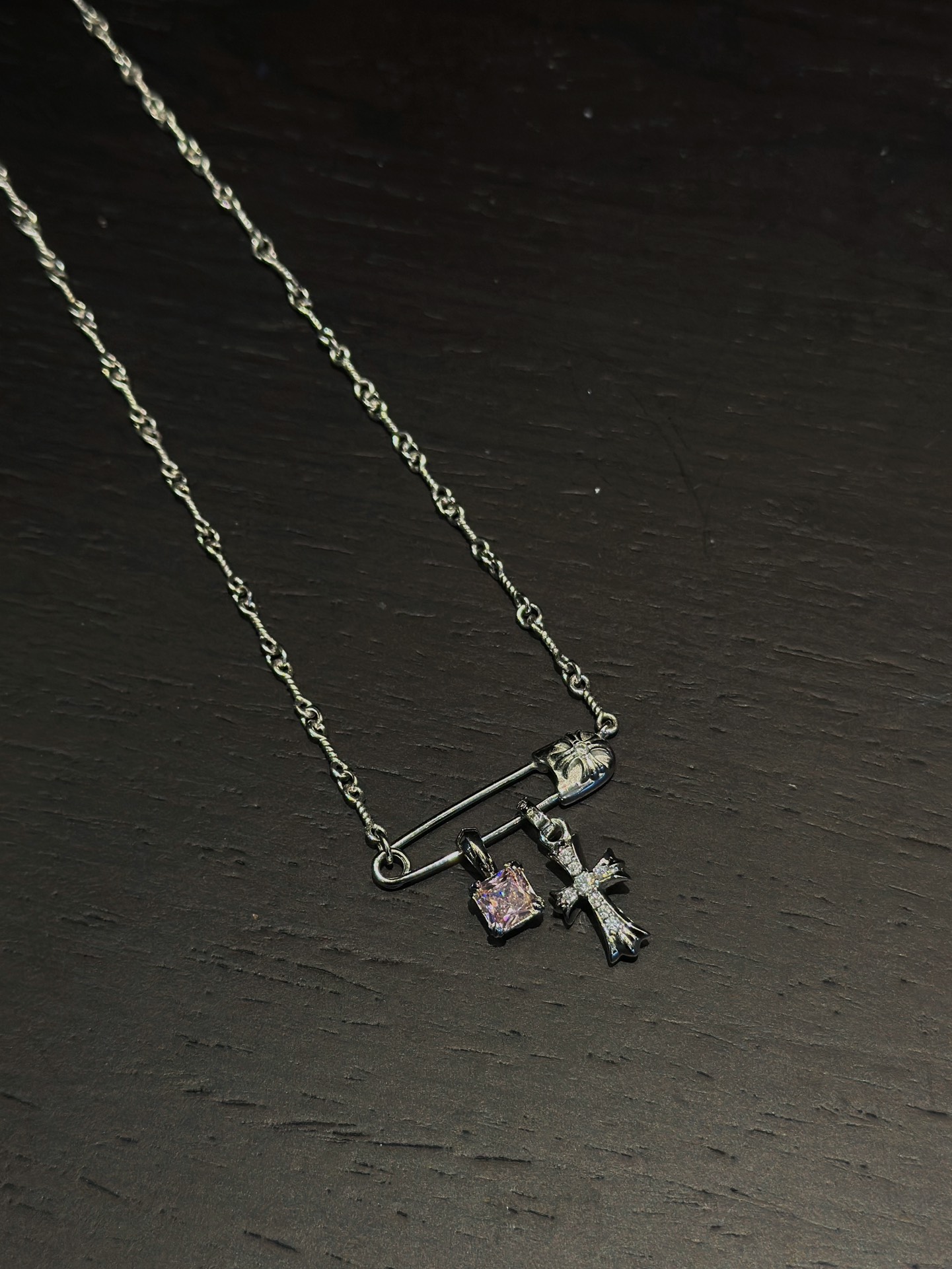 NO:582913,Chrome Hearts Pin Cross Platinum Plated Sugar Cube Necklace Paired with the new Sugar Cube Pink Diamond White Diamond Small Cross The upper body effect is excellent. A must-have necklace for summer size 45.55cm, fine jewelry, chrome hearts, necklace19860909克罗心 别针十字架镀白金方糖项链 搭配新款方糖粉钻 白钻小十字架 上身效果极佳 夏日必搭项链 size45.55cm,饰品精品,chrome hearts,necklace,Jewelry