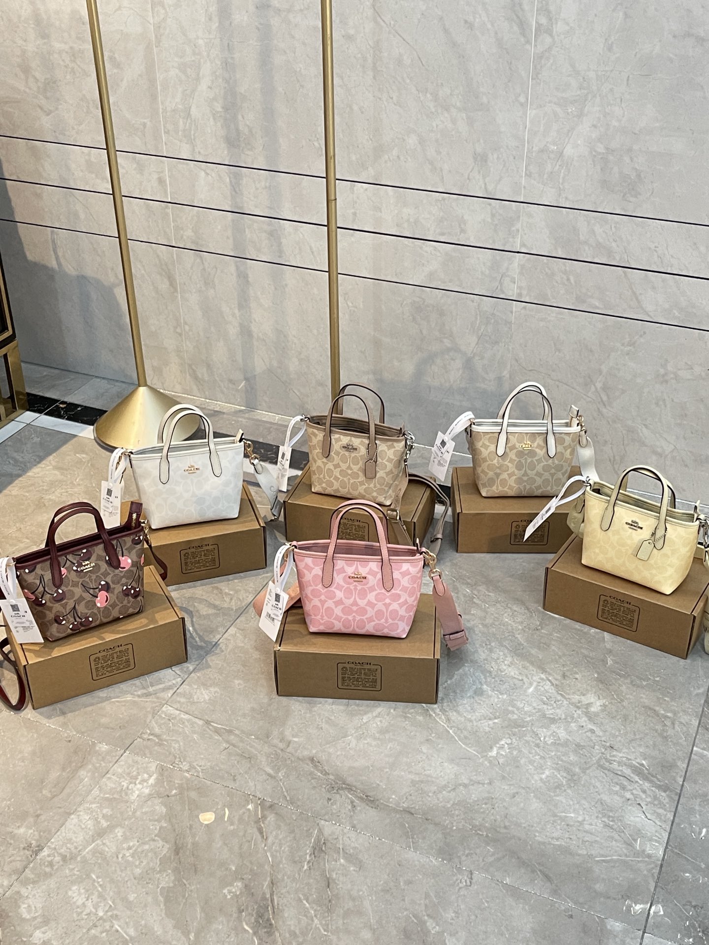 Coach mini tote city 15, pequeño y realmente adorable, no es un bolso inútil, puede llevar teléfono, botella …