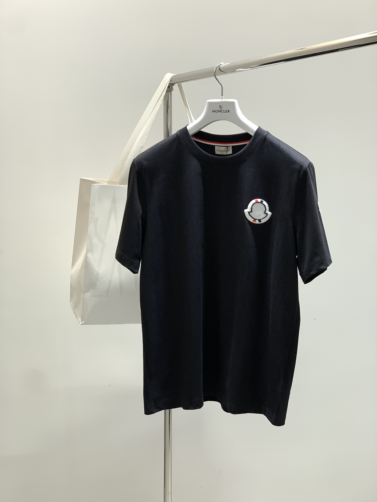 NO:454153,,Moncler cover, the latest summer product, the counter is available for sale at the same time, fashionable and casual round neck short-sleeved T-shirt, comfortable on the upper body!  Eye-catching and highlighted, using imported original fabric, top-grade embroidery craft letter pattern logo, simple but not lacking in fashion, fashionable and handsome upper body, 3 colors recommendation, S-XL, Moncler, T-shirt, tees, t-shirt, alexander wang19860909,Moncler 蒙口,夏季最新品,专柜同步有售原单狠货,时尚休闲圆领短袖T恤,上身舒适！吸睛而有亮点,采用进口原版面料,顶级刺绣工艺字母图案logo,简单而不失时尚,上身时尚帅气,3色推荐,码数S-XL,,Moncler,T-shirt,tees，t-shirt,alexander wang,Men's clothing