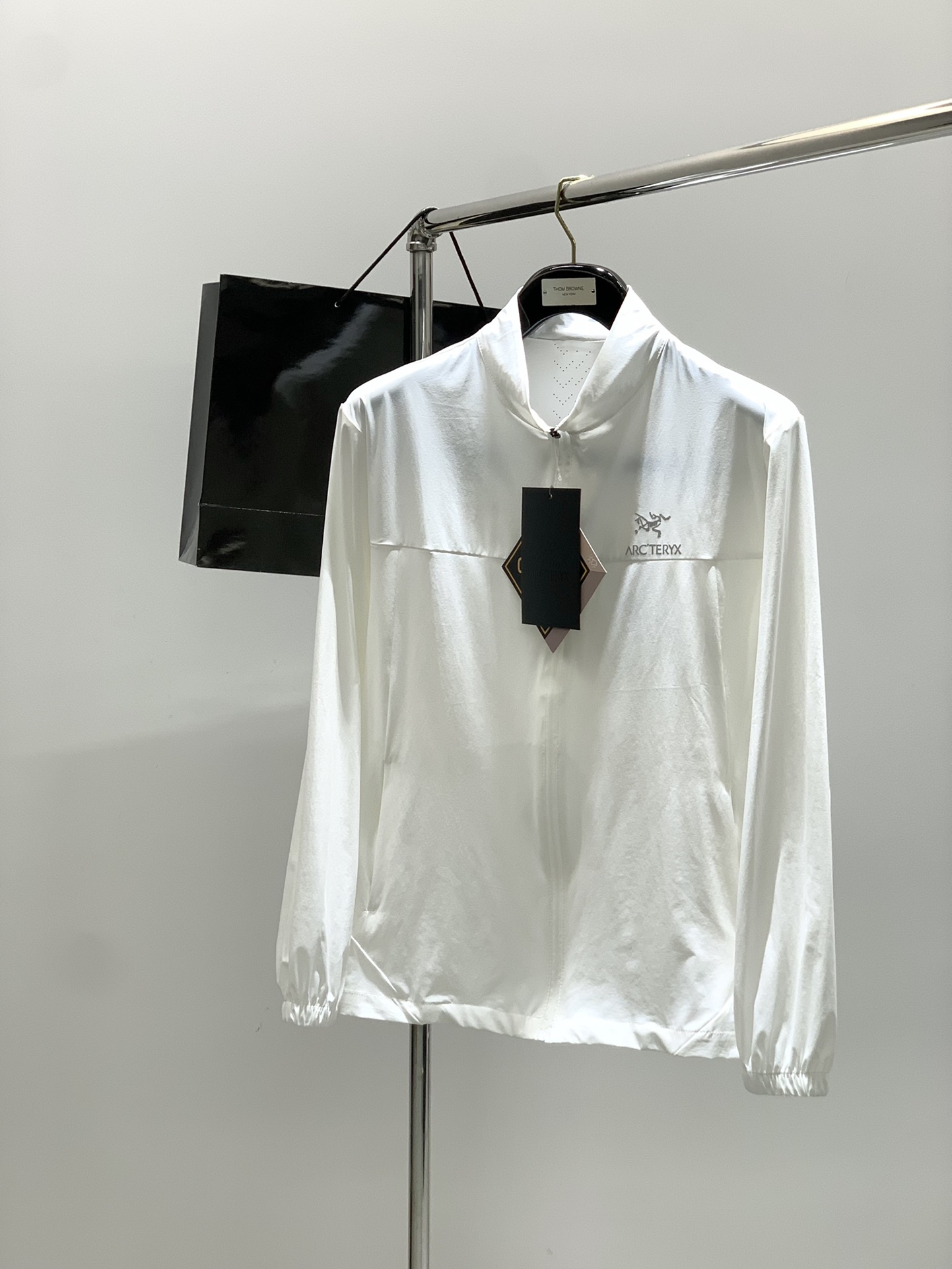 NO:456417,,ARCTERYX Archaeoptera bird, new summer AW product, fashionable and casual sunscreen jacket, special counters are available at the same time, original singles, imported original fabrics, extremely complex craftsmanship, quite elegant and fashionable visuals, noble and elegant, from the main fabric to the detailed craftsmanship, showing the ingenuity of fashion, 2 colors recommendation, code number L-4XL, arc'teryx, jackets & coats, alexander wang19860909,ARCTERYX 始祖鸟,夏季AW新品,时尚休闲防晒外套,专柜同步有售,原单狠货,进口原版面料,工艺极度复杂,视觉相当雅致时髦,高贵而优雅,从主体面料到细节工艺,彰显时装的匠心所在,2色推荐,码数L-4XL,arc'teryx,jackets & coats,alexander wang,Men's clothing