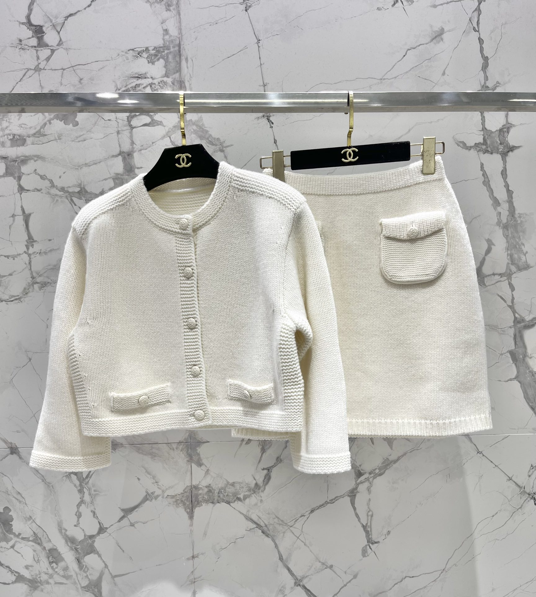 _d-u9smErukmi_pIoFwJx-YDNMLtSQgxVazGwG2A