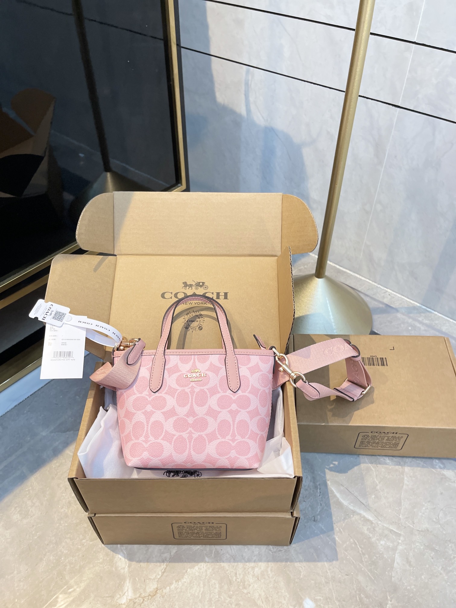 Mini tote de Coach en rosa carmín, versión de compra por encargo. Este lote es ensamblado, el PVC viene directamente de…