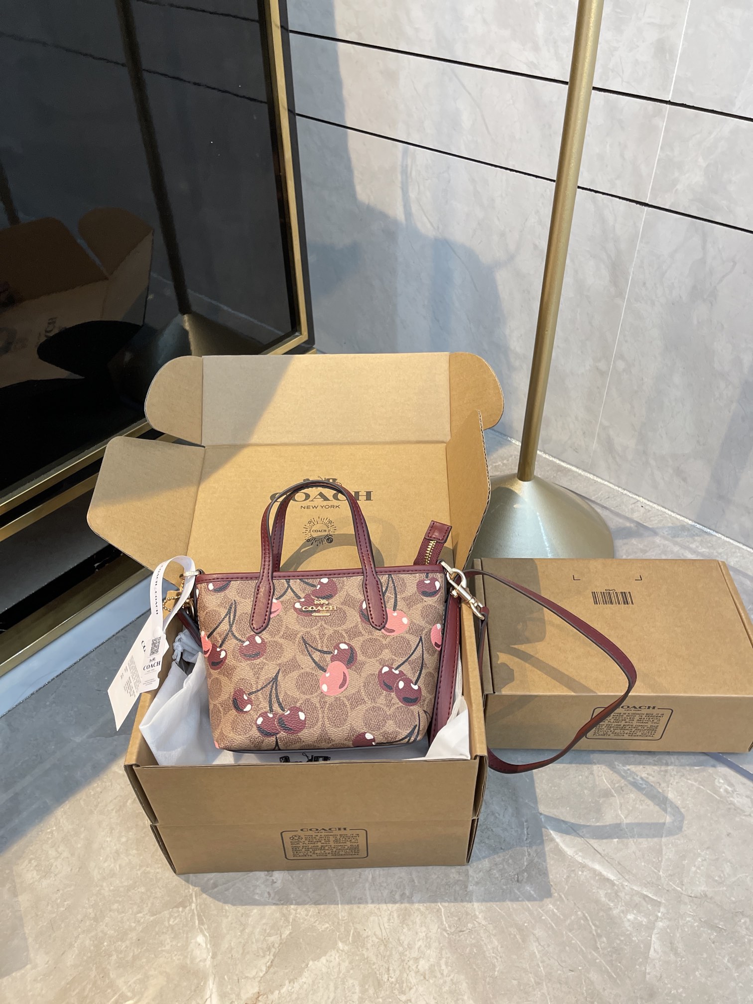 Mini tote de Coach, versión de compra por encargo. Este lote es ensamblado, el PVC viene directamente de fábrica, con e…