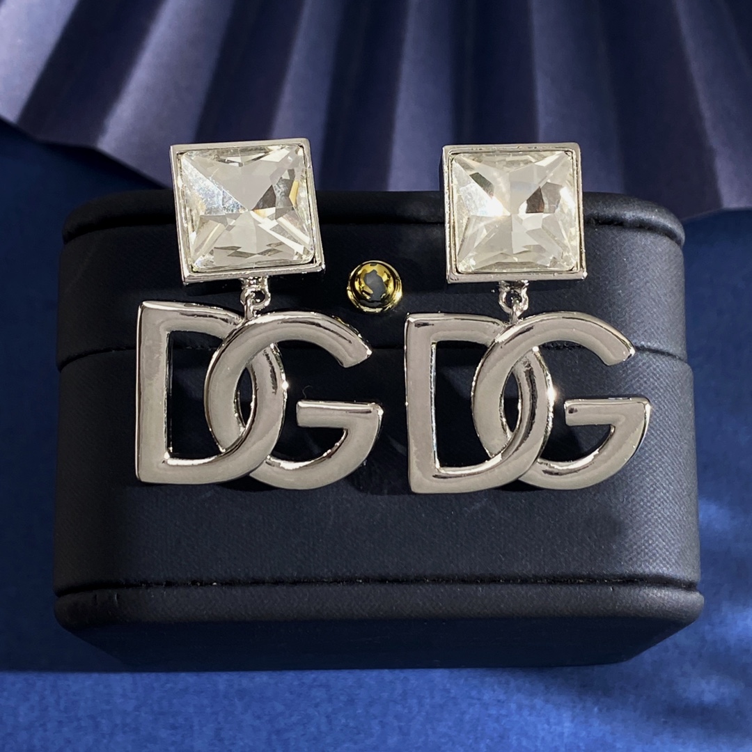  DG92 60 61
D&G欧美个性时尚单颗大方钻吊光面DG字母耳钉 黄铜材料 重约32.3g 总高约
