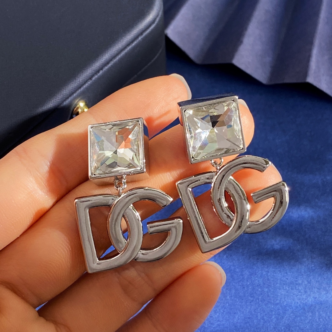  DG92 60 61
D&G欧美个性时尚单颗大方钻吊光面DG字母耳钉 黄铜材料 重约32.3g 总高约