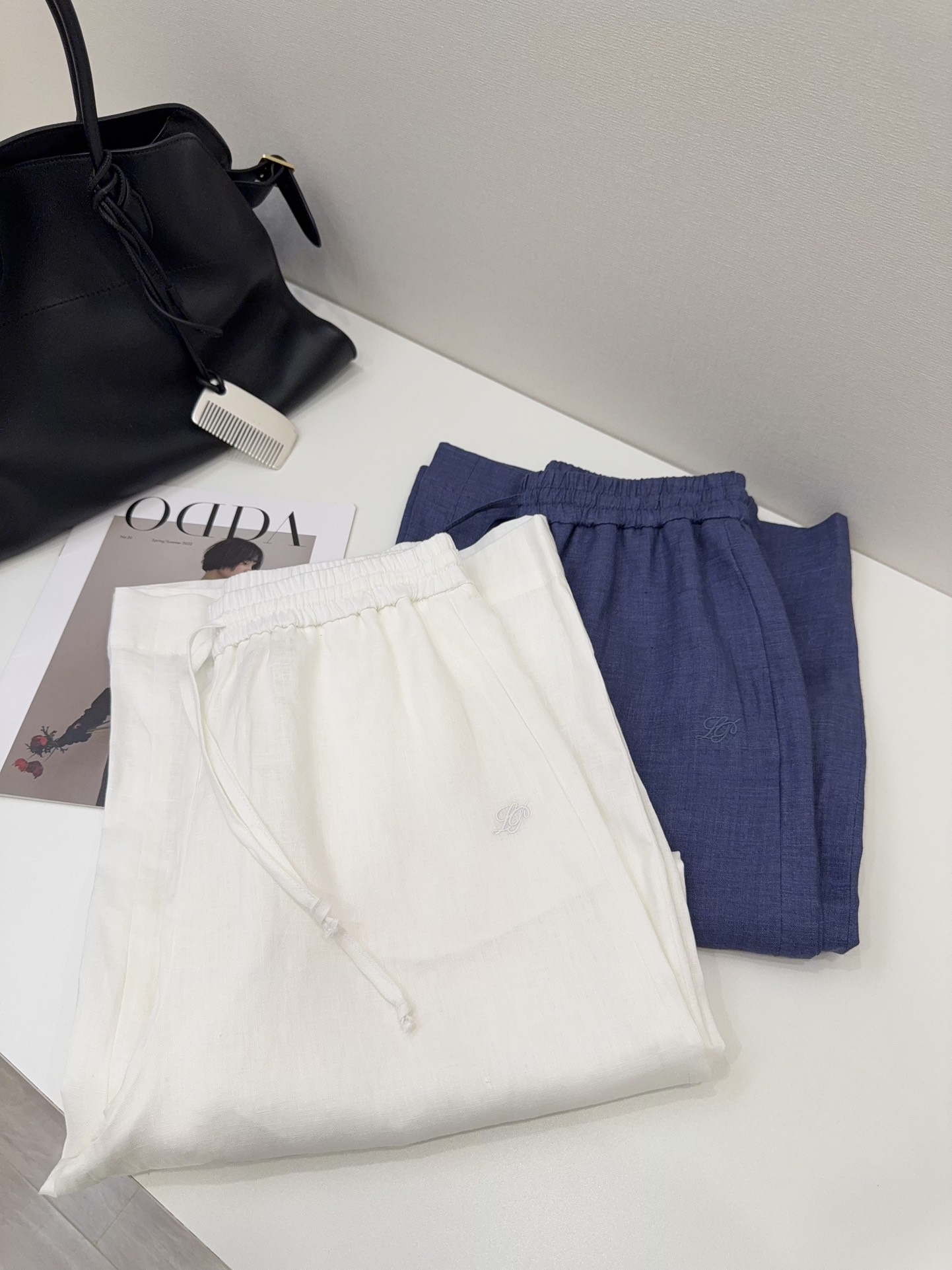 NO:829622,From Lp!  !  !  A must-have for those who control fabrics!  !  Fabrics benchmark against the original LP version!  !  !  Made of French hemp material imported from France, a pair of trousers fabric is very expensive and cannot be compared with ordinary market products!  !  ,,loro piana,19860909来自Lp！！！面料控必入！！ 面料对标LP原版！！！ 采用法国进口雨露麻材质,一条裤子面料就很贵,不是普通市场货可以比的！！,,loro piana,,Women's clothing