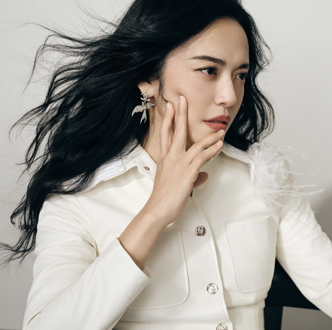  XN92 65 65
香奈儿Chanel小香风时尚个性满钻双C字母吊飞鸟造型耳钉 黄铜材料 金色 重约