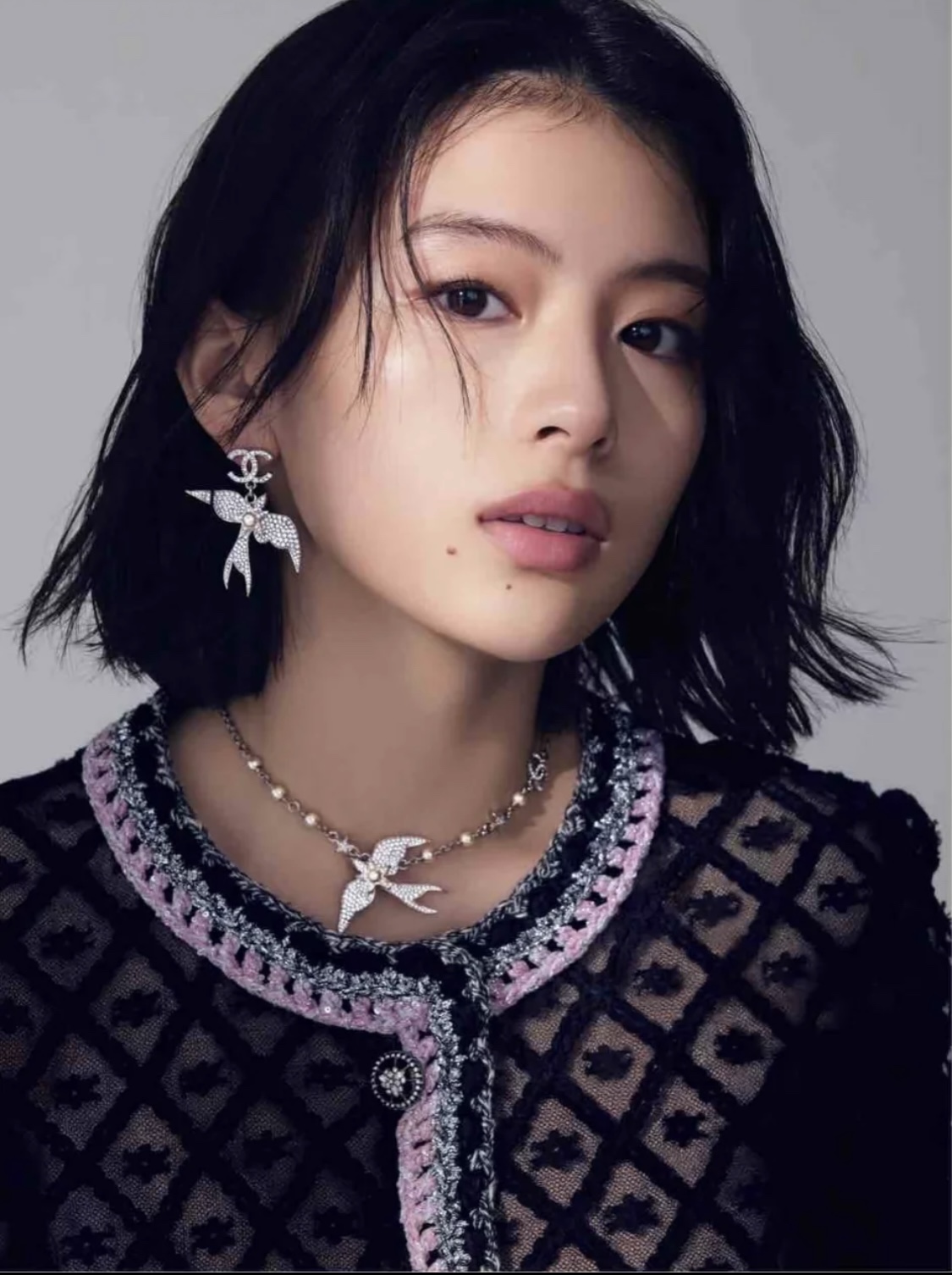  XN92 65 65
香奈儿Chanel小香风时尚个性满钻双C字母吊飞鸟造型耳钉 黄铜材料 金色 重约