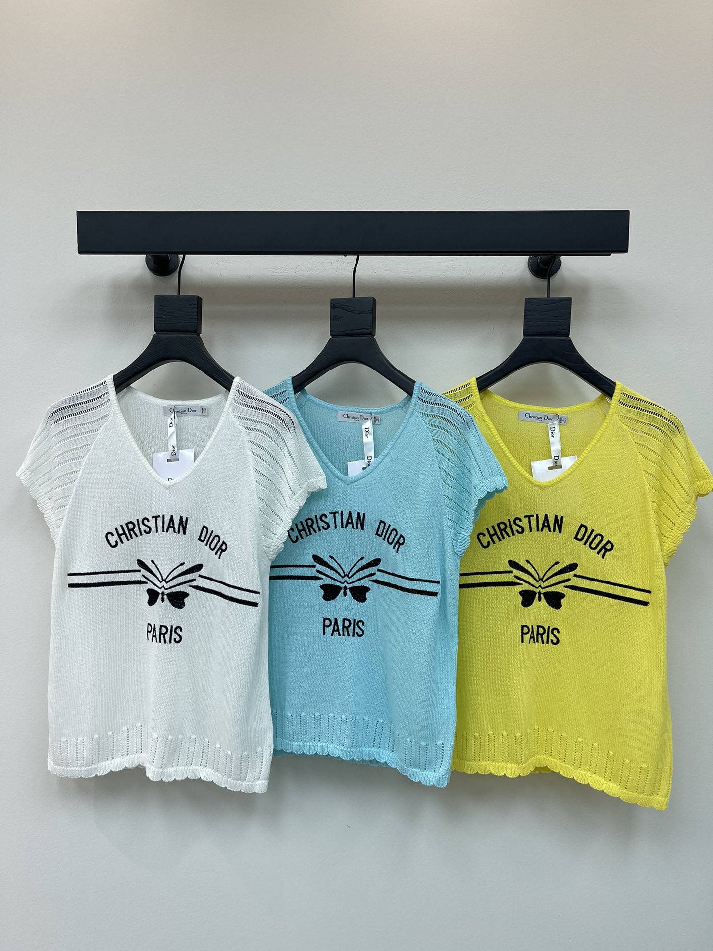 NO:443891,Dio*25 new butterfly letter logo knitted short sleeves!  Customized yarn weaving, breathable and easy to wear, V-neck knitted short-sleeved tailoring, beautify the proportion of head and shoulders, and make the butterfly pattern letter logo on the chest. The literary and fresh color matching makes the whiter. The texture of the sleeves and the vertical pit strips of the waist and abdomen fits the body and makes it look slimmer. The slim fit style highlights the figure, fashionable and slim. It is easy to control when traveling or gatherings!  SML, dior, T-shirt, alexander wang19860909Dio*25新款蝴蝶字母徽标针织短袖！定制纱线织造 透气好穿 V领针织短袖剪裁 美化头肩比例更显瘦 胸前蝴蝶图案字母徽标 文艺清新配色更显白 两袖和腰腹竖坑条肌理贴合身形更显瘦 修身版型 突显身材 时髦显瘦 日常出行或聚会轻松驾驭！SML,,dior,T-shirt,alexander wang,Women's clothing