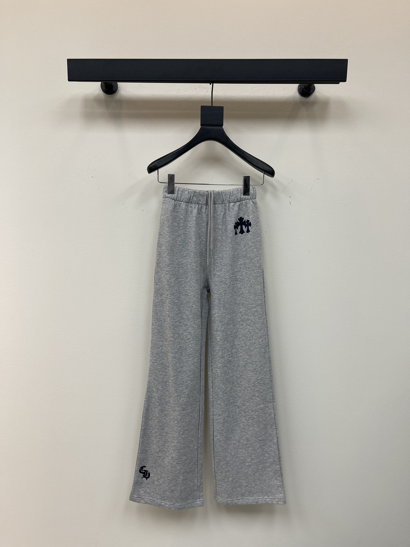 NO:443883,Chrome Heart* 25 new product is launched. Cross flocking elastic waist casual pants. Highly wearable. Easy to wear. Elastic waist + Sanskrit embroidery to enhance overall appearance. Gray is slimming based on the slimming. A pair of pants that are suitable for daily commuting. SML, chrome hearts, chrome hearts, alexander wang19860909Chrome Heart*克罗心 25新品上线 十字架植绒松紧腰休闲裤 实穿性髙 易于日常穿搭 松紧腰部+梵文刺绣 提升整体颜值 灰色在佰搭的基础上又te别的显瘦 日常通勤出街再合适不过的一款裤子 SML,,chrome hearts,chrome hearts,alexander wang,Women's clothing