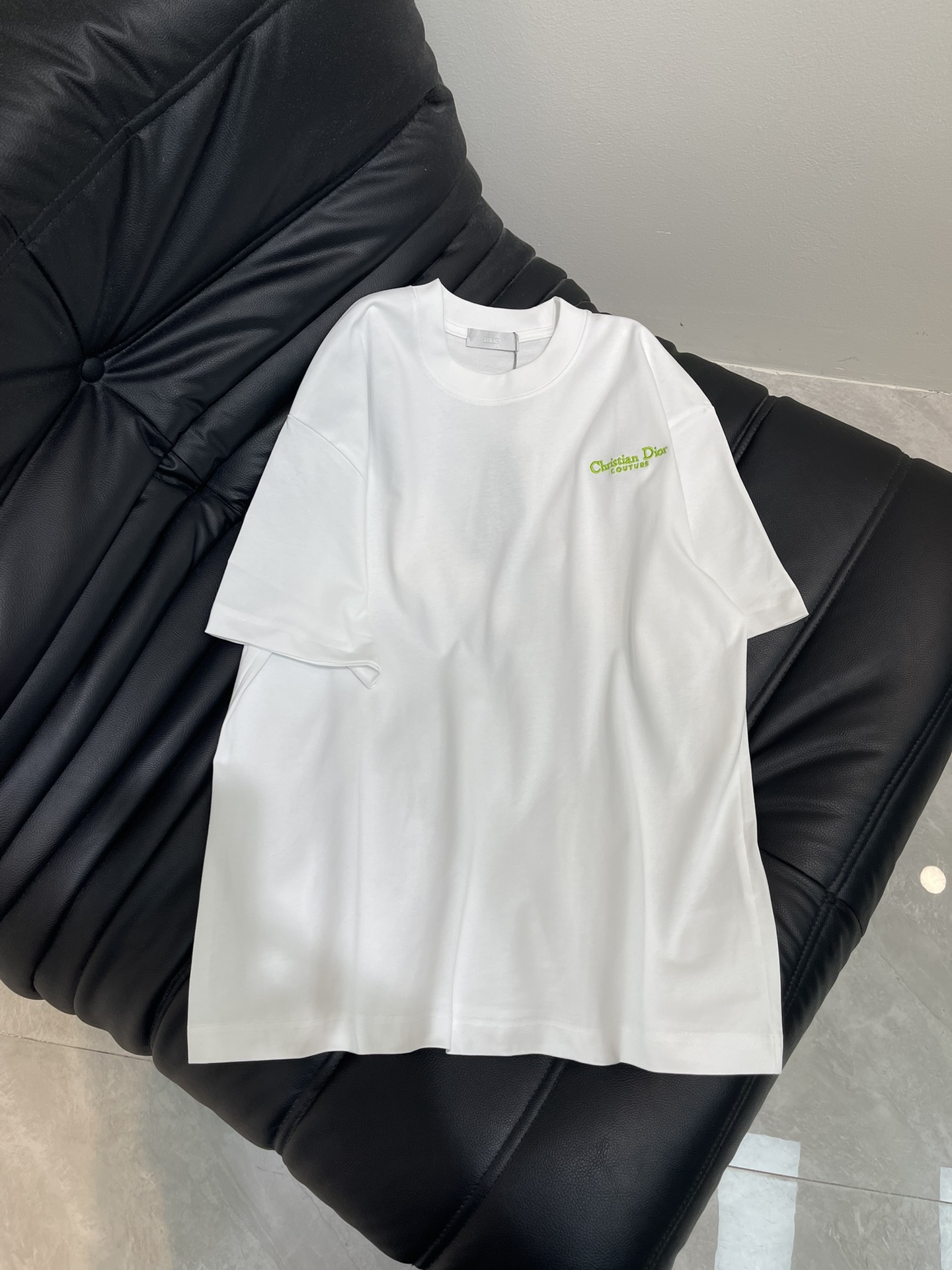 NO:444782,Dio*25 new fluorescent embroidery Cistian Couture logo small logo basic short-sleeved T-shirt. The upper body looks very white. The simple style will not be eliminated by the years. The small embroidery details created by Bellingda are very well made and are definitely a must-have item for the wardrobe. The same style as men and women, white. S-XXL, dior, T-shirt, tees, t-shirt, alexander wang19860909Dio*25新款荧光绣花Cistian Couture 标志小标识基础款短袖T恤.上身非常显白.简约款不会被岁月淘汰,百灵达打造的小刺绣细节做得非常好,绝对是衣橱必收单品.男女同款,白色. 码数S-XXL,,dior,T-shirt,tees，t-shirt,alexander wang,Women's clothing