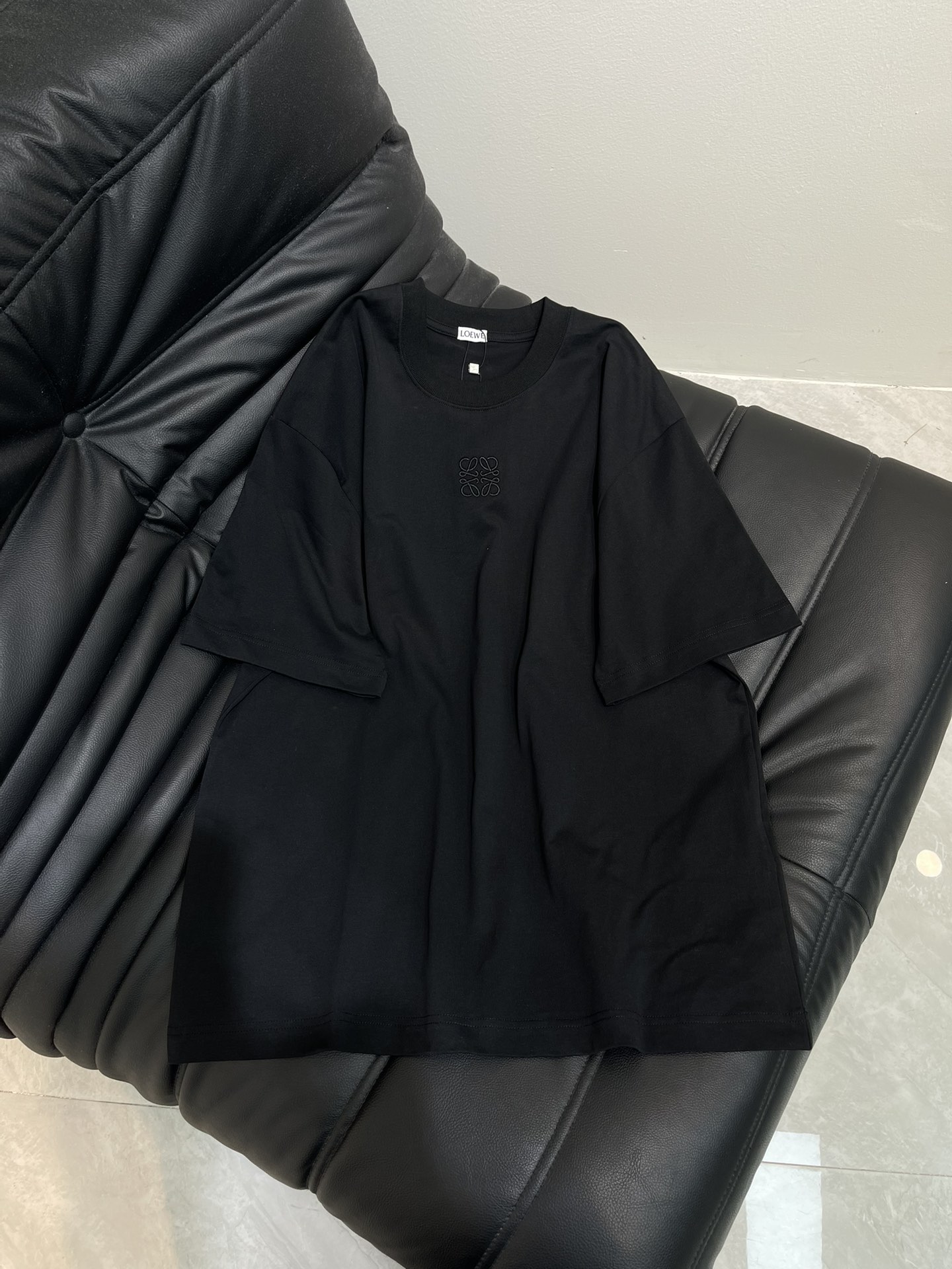 NO:444788,LOEW*25 new classic embroidered letter logo short-sleeved T-shirt. Customized cotton material, breathable and comfortable, and full texture. Loose shoulder-falling short-sleeved T-shirt is cut to highlight the brand style!  The upper body is versatile and not picky, and it is a daily match. The same style as men and women!  S~XXL, loewe, T-shirt,tees, t-shirt,alexander wang19860909LOEW*25新款经典刺绣字母logo短袖T恤.定制全棉材质,透气舒适,质感十足.宽松落肩短袖T恤裁剪,凸显品牌格调！上身百搭不挑人,日常搭配的单品.男女同款！ 码数S~XXL,,loewe,T-shirt,tees，t-shirt,alexander wang,Women's clothing