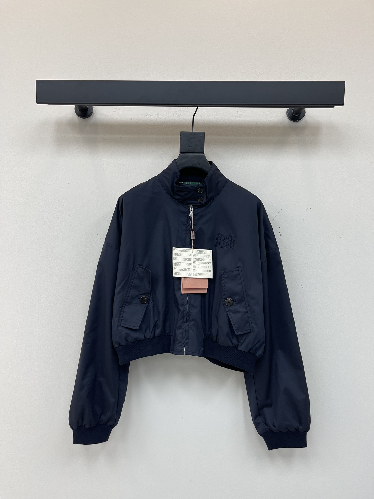 NO:442799,MiuMi*25 early autumn new Panama cotton navy blue zipper jacket | Exclusive yb development!  High-end production!  Embroidery with brand logo, contrasting cotton plaid lining, knitted vertical collar neckline, right length, upper body with height and elongation ratio, the same workmanship quality of men and women, look at the details. SML,,miumiu, jackets & coats, jackets & coats, alexander wang19860909MiuMi*25早秋新款巴拿马棉质藏蓝色束腰拉链夹克外套丨独家yb开发！高版出品！饰有品牌标识刺绣 撞色棉质格纹内衬 针织立领领口 恰到好处的长度上身显高拉长比例～男女同款做工品质看细节.SML,,miumiu,jackets & coats,jackets & coats,alexander wang,Women's clothing