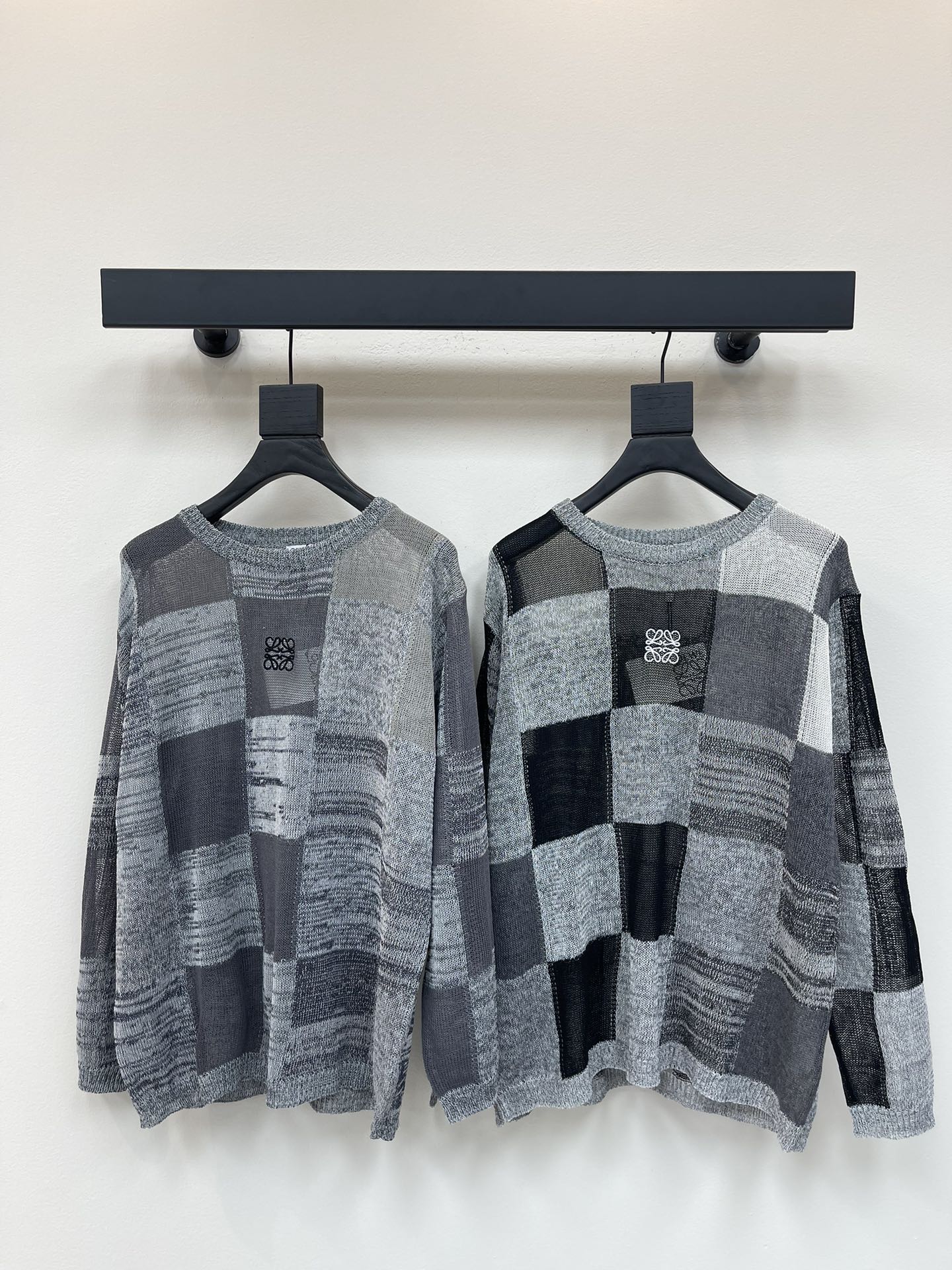 NO:443932,Loew*25 early autumn new black, white and gray color-blocked long-sleeved sweater, checkerboard design, chest logo embroidery, classic style not picky, the upper body looks super slim and high-end~SML,,loewe,alexander wang19860909Loew*25早秋新款黑白灰拼色长袖针织衫 棋盘格设计 胸前logo刺绣 经典版型不挑人 上身超级显瘦又高级～SML,,loewe,alexander wang,Women's clothing