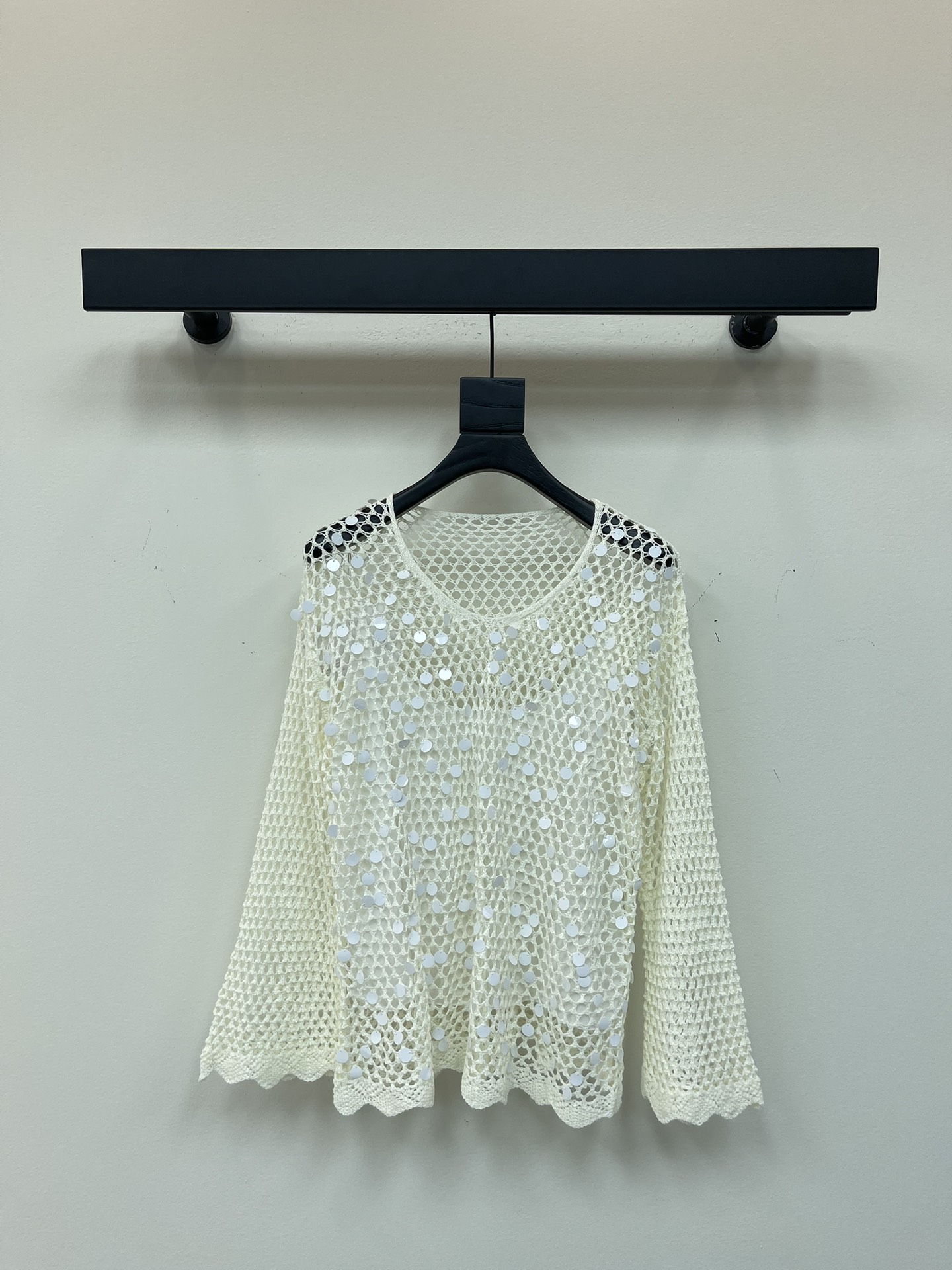 NO:442766,Bc*25 new sequin hollow pullover sweater custom YB wool yarn wool yarn woven texture slack outfit knitted top cut The big body uses the hollow texture of the fish net to weave a perspective blouse shape. Combined with the wavy pattern edge design of the hem cuffs, highlighting the high-end feeling of the outfit. The torso is sewn with reflective sequins like sparkling fish scales. The fresh style is more suitable for spring and summer. The elastic and elasticity are more refined. The outfit is slimming. The style is inclusive of the figure and shows the slack tone. The first choice for fashionable outfits in all seasons. Customized surface accessories SML, alexander wang19860909Bc*25新款亮片镂空套头针织衫 定制YB羊毛纱线织造 质感高级 穿搭松弛 针织上衣剪裁 大身通体利用渔网镂空肌理交织出透视罩衫造型 配合衣摆袖口波浪花纹包边设计 凸显穿搭高级感 躯干缝制反光亮片 如波光粼粼的鱼鳞 清新风格更适配春夏季节 弹性松紧更显精致 穿搭显瘦 版型包容身材 尽显松弛调性 四季时尚穿搭首选 定制面辅料 SML,,alexander wang,Women's clothing