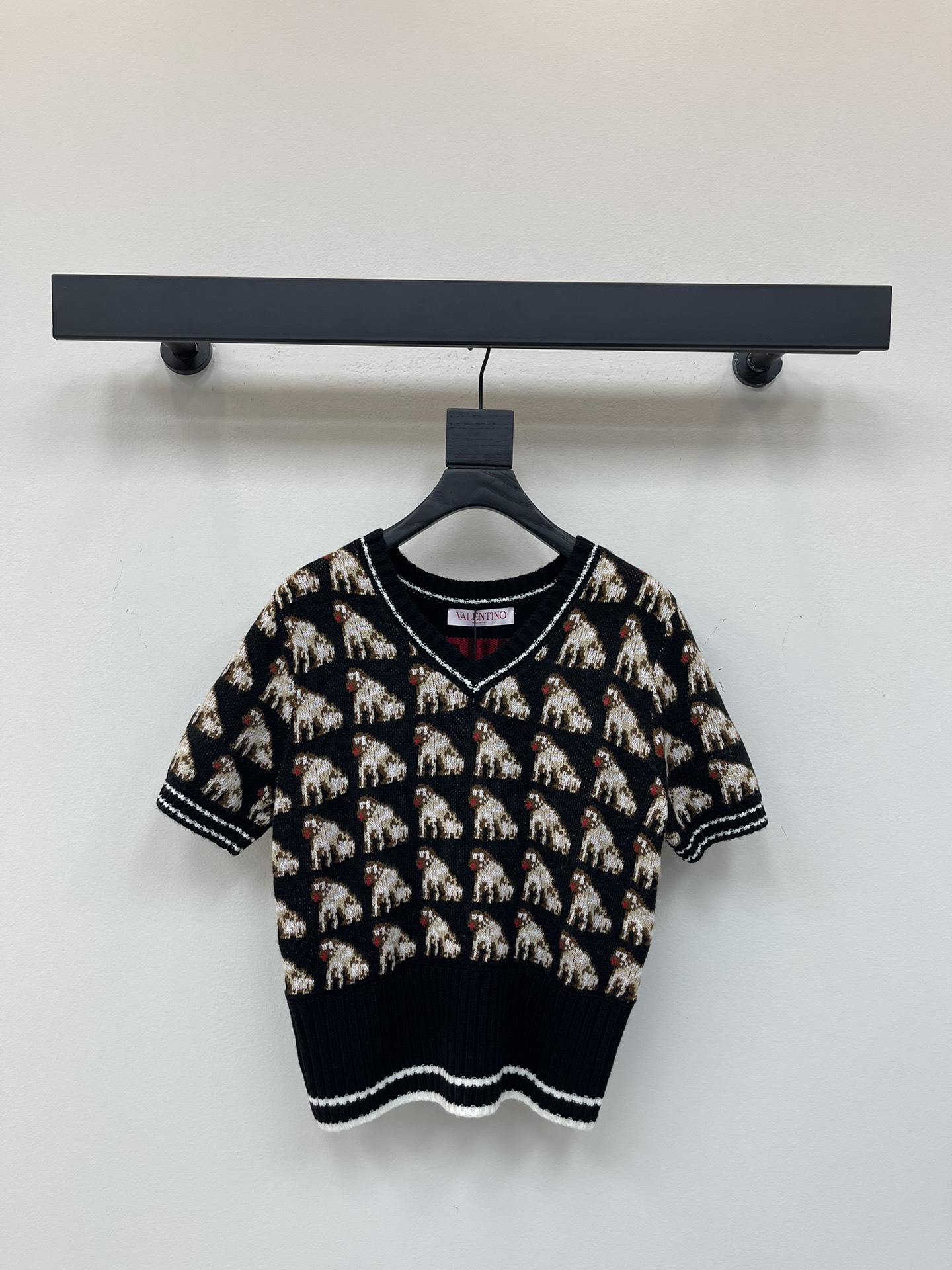 NO:442779,Val*25 new puppy pattern knitted short sleeves, black background color with beige puppy pattern, V-neck design, black and white striped border embellishment, huge slim upper body, sweet and cool girl age-reducing items SML, T-shirt, alexander wang19860909Val*25新款小狗图案针织短袖 黑色底色配米白色小狗图案 V领设计 黑白条纹边框点缀 上身巨显瘦 气质甜酷少女减龄单品 SML,,T-shirt,alexander wang,Women's clothing