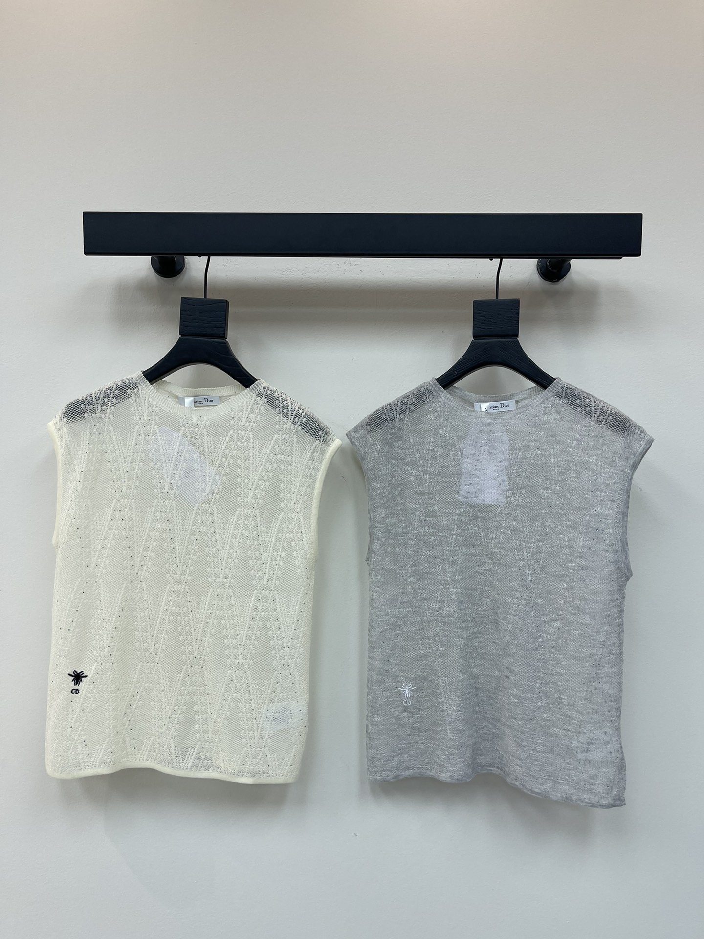 NO:443938,Dio*25 new lace knitted vest, exquisite lace pattern design, small bee embroidery embroidery at the hem, highlighting the high-end feeling of outfit, hollow knitting technology, versatile temperament!  SML, dior,alexander wang19860909Dio*25新款蕾丝针织背心 精致蕾丝花纹设计 下摆小蜜蜂刺绣点缀 凸显穿搭高级感 镂空针织工艺 气质百搭！SML,,dior,alexander wang,Women's clothing