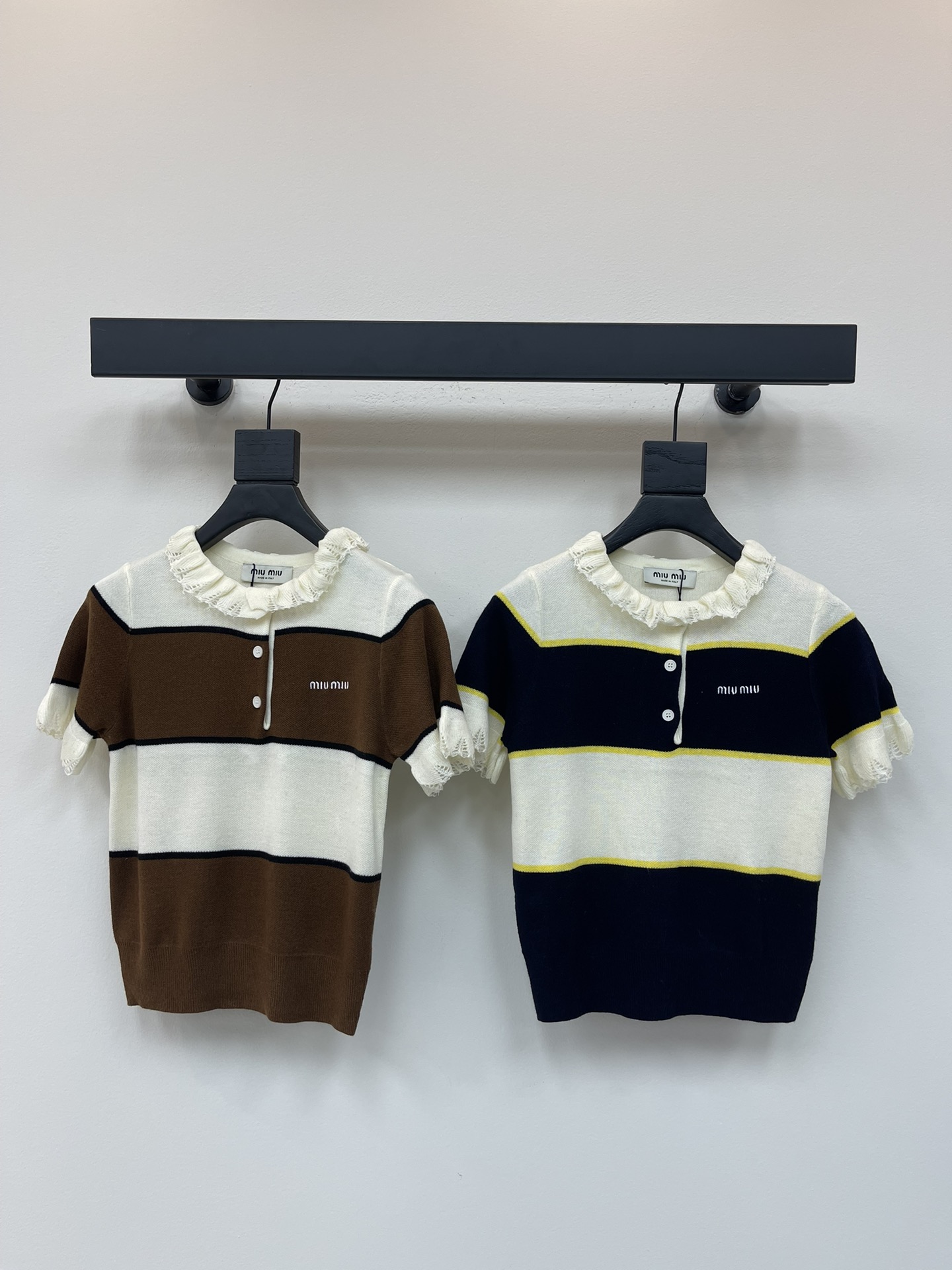 NO:442772,Miumi*25 new lace striped knitted short sleeves Customized YB wool yarn wool yarn wool stretchy and comfortable breathable and easy to wear Knitted short sleeves cut Button half-clad design is easy to adjust Beautify the proportion of head and shoulders, the neckline echoes the cuffs, decorate three-dimensional ripped lace, large body striped contrasting color letter logo decoration on chest, strong retro style, regular style to accommodate body, playful and age-reducing, richer visual effects, easy to control during daily travel or party SML,,miumiu,T-shirt,alexander wang19860909Miumi*25新款花边条纹针织短袖 定制YB羊毛纱线织造 弹力舒适 透气好穿 针织短袖剪裁 纽扣半开襟设计方便调节 美化头肩比例更显瘦 领口与袖口呼应 装点立体破洞花边 大身条纹撞色胸前字母徽标装饰 复古风格强烈 常规版型包容身材 风格俏皮减龄 视觉效果更丰富 日常出行或聚会轻松驾驭 SML,,miumiu,T-shirt,alexander wang,Women's clothing