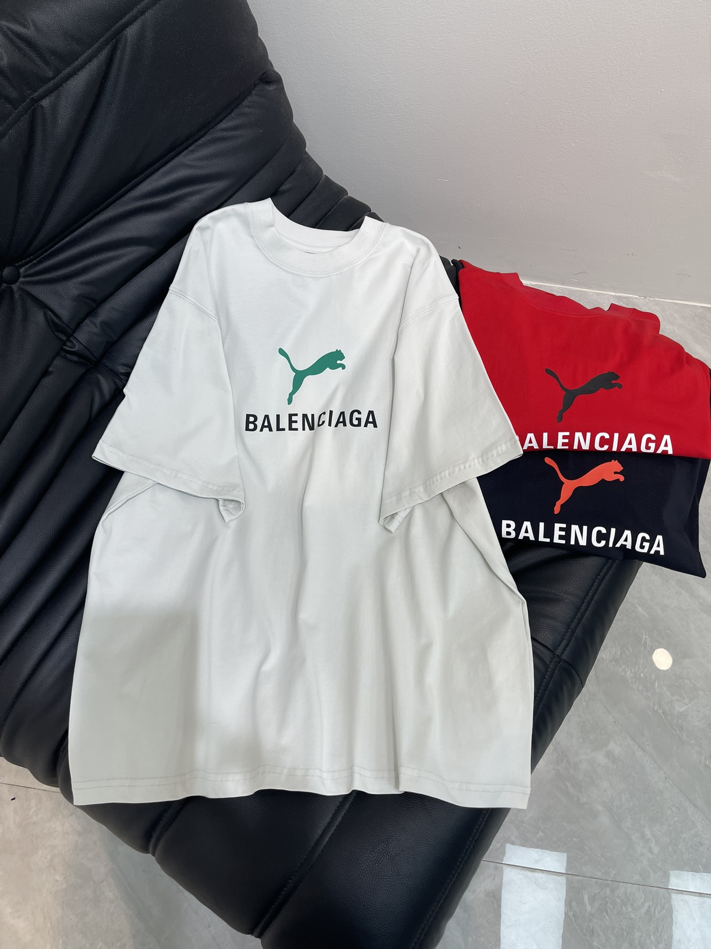 NO:442786,Balenciag*25 new round neck printed short-sleeved T-shirt Customized YB native cotton material breathable and comfortable, full texture Loose shoulder short-sleeved T-shirt cut to highlight the brand style Made of gram-weight pure cotton with a slight elasticity Presents a slim visual effect The dynamic cheetah pattern on the front is embellished with the iconic letter logo on the upper and lower sides The brand's own fashion sense is instantly created to create a fashionable style at will, and the inner wear is brilliant and fashionable SML,,balenciaga,T-shirt,tees,t-shirt,alexander wang19860909Balenciag*25新款圆领印花短袖T恤 定制YB原生全棉材质 透气舒适 质感十足 宽松落肩短袖T恤裁剪 凸显品牌格调 采用克重纯棉制成 略带有弹力 呈现显瘦视觉效果 正面动感十足的猎豹图案上下并列点缀标志性字母徽标 品牌自带的时尚感立现 随心打造时髦风格 单穿内搭都出彩时髦 SML,,balenciaga,T-shirt,tees，t-shirt,alexander wang,Women's clothing