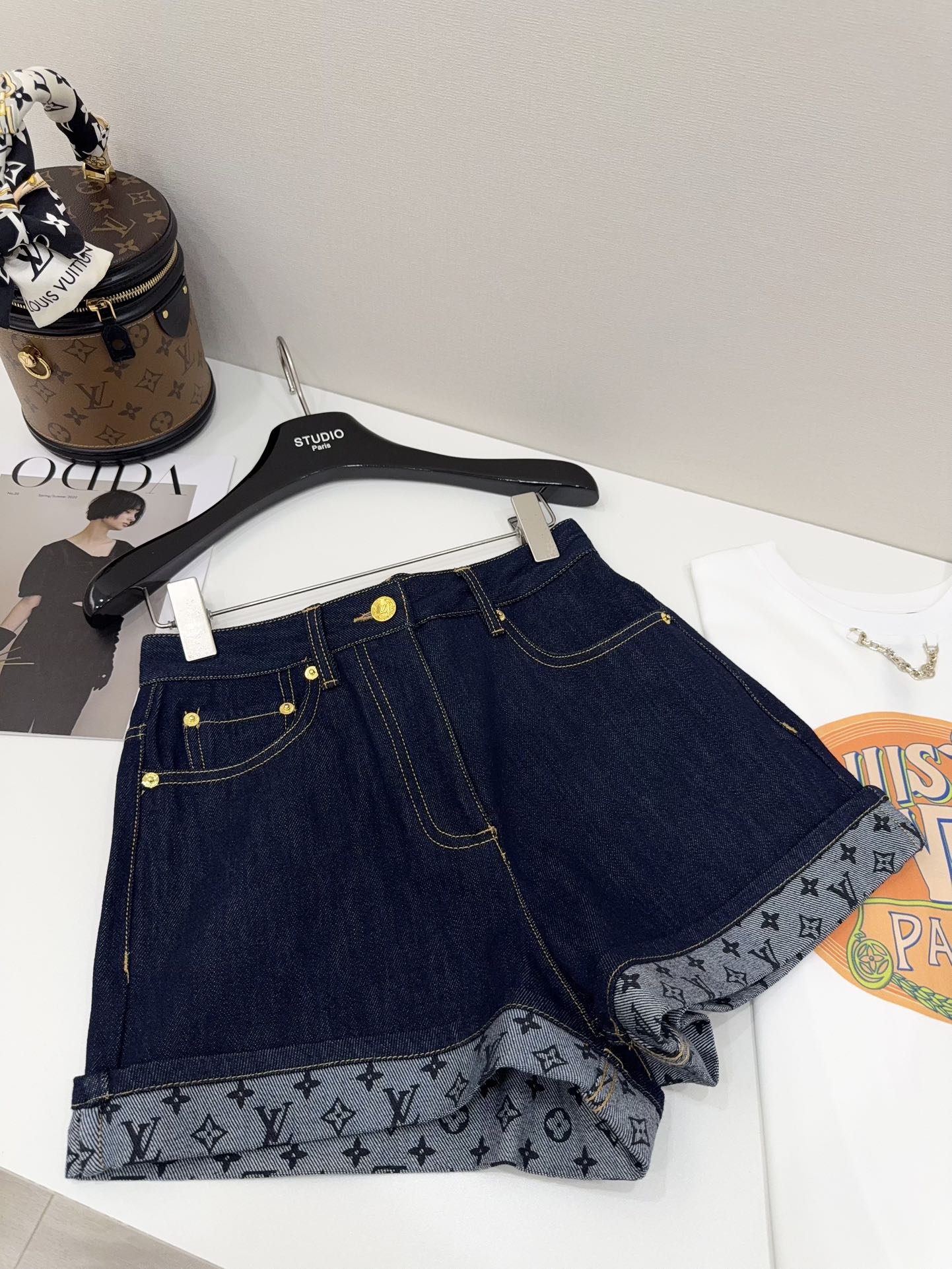 NO:446227,The highest version!  Go and collect without asking!  !  !  For the fabric!  High-end indigo blue, you can't find the same fabric on the market. It has a fixed weaving and dyeing, and it has a very upright skeleton feel. You will know it is a good thing when you take it!  !  !  The high-waisted A-shaped style leaves the right allowance on the upper body, and will not be too tight or restrained, and it is extremely comfortable!  Curled trouser legs, with its own recognition!  !  ,alexander wang19860909最高版！不用问直接去收！！！ 对版面料！高级靛蓝色,市面上是找不到同款面料的,定织定染,很有挺拔骨架感 拿上手你就知道是好东西！！！ 高腰A字版型,上身留有恰到好处的余量,不会过分紧绷和束缚,舒适度极高！卷边裤脚,自带辨识度！！,,alexander wang,Women's clothing