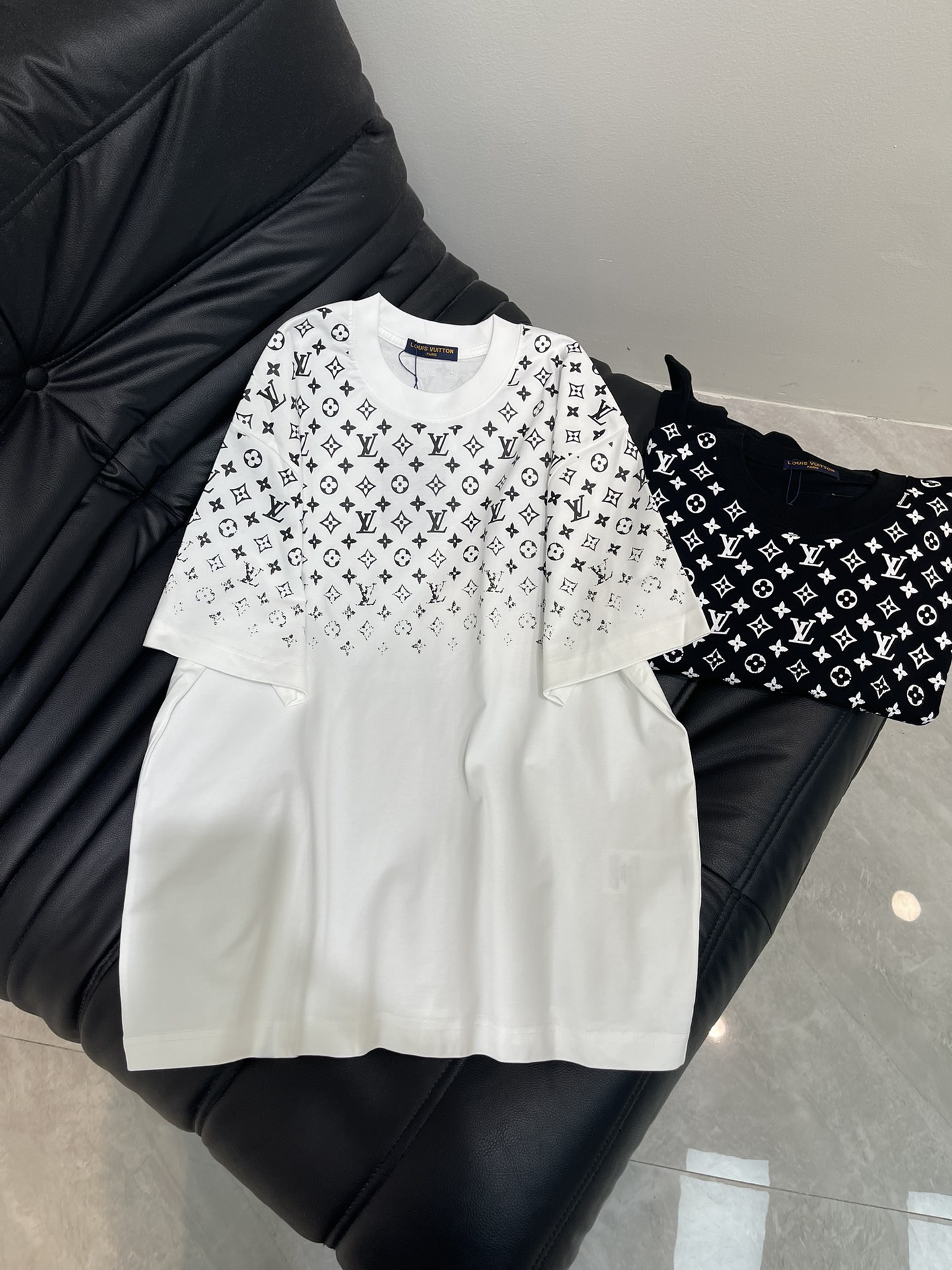 NO:442811,Louis Vuitto*25 new short-sleeved T-shirt for men and women, 440 yarn cotton fabric, digital gradient letter printing for front and back, versatile details are perfect, very exquisite original fabric, same style for internet celebrities, high version, high quality feel very comfortable, fashionable and personalized, super versatile and beautiful, very suitable for both men and women, a must-have for everyone!  S-XXL, louis vuitton, T-shirt,tees, t-shirt,alexander wang19860909Louis Vuitto*25新款男女同款短袖T恤 440支纱线全棉面料 前后数码渐变字母印花 百搭款细节处理完美 十分精致原版面料 网红明星同款 高版本 高品质手感非常舒服 时尚又个性 超级百搭好看的一款 男女都非常合适 人手必备款！S-XXL,,louis vuitton,T-shirt,tees，t-shirt,alexander wang,Women's clothing