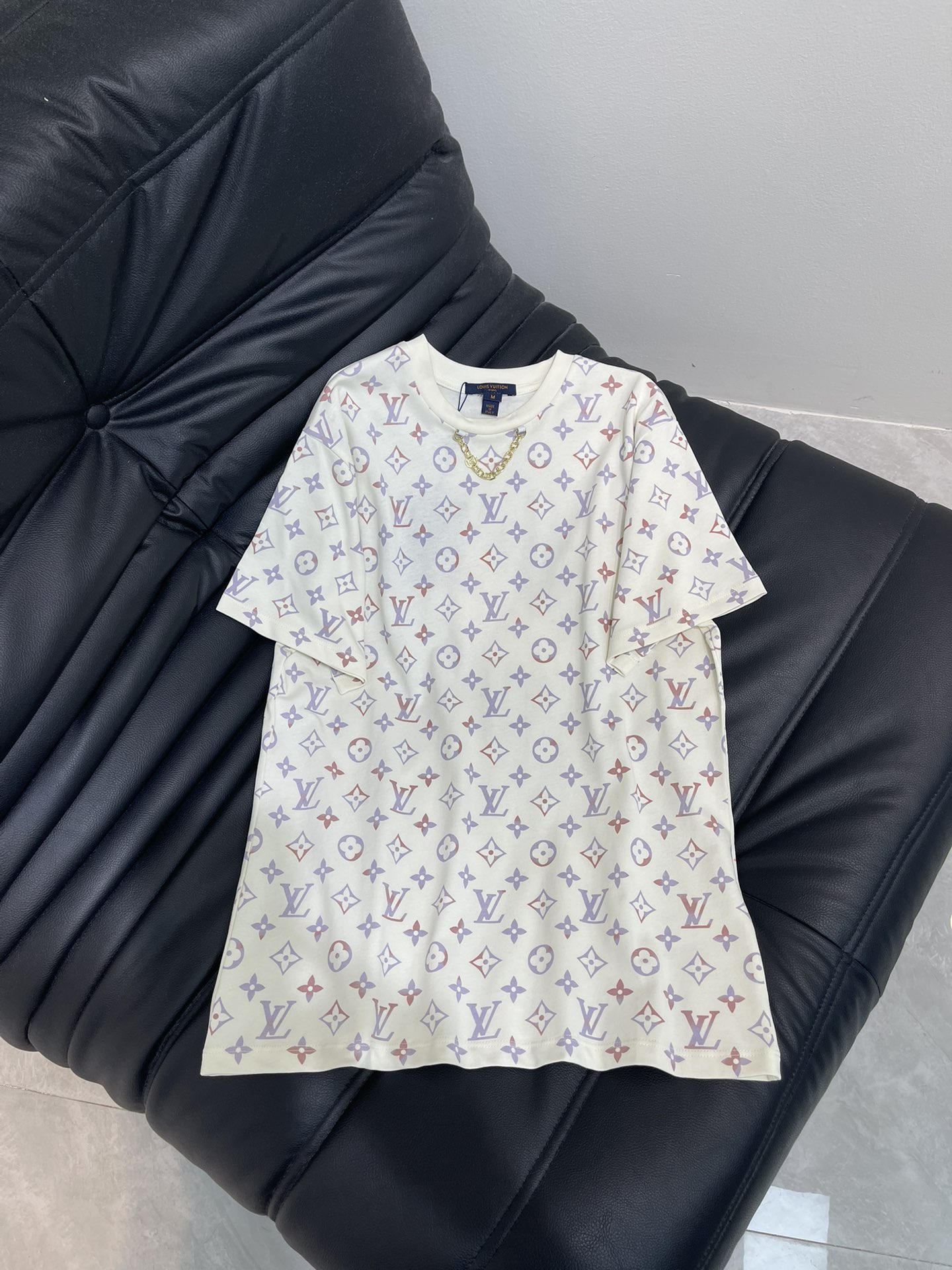 NO:442793,Louis Vuitto*25 new round neck printed chain short-sleeved T-shirt custom YB twill cotton material breathable and comfortable, full texture. Regular short-sleeved T-shirt cut highlights the brand style. Made of gram-weight pure cotton, slightly elastic, and gives a slim visual effect. The neckline is marked with metal letters and chain white thread edges. The large body is full of four-leaf clover letters. Two colors are irregularly smudged. The youthful atmosphere is suddenly increased. The inner wear is brilliant and fashionable. SML,,louis vuitton,T-shirt,tees,t-shirt,alexander wang19860909Louis Vuitto*25新款圆领印花链条短袖T恤 定制YB斜纹全棉材质 透气舒适 质感十足 常规短袖T恤裁剪 凸显品牌格调 采用克重纯棉制成 略带有弹力 呈现显瘦视觉效果 领口以金属字母标链条白色螺纹包边作设计亮点 大身满印四叶草字母图案 两色不规则渐变晕染 青春气氛骤增 单穿内搭都出彩时髦 SML,,louis vuitton,T-shirt,tees，t-shirt,alexander wang,Women's clothing