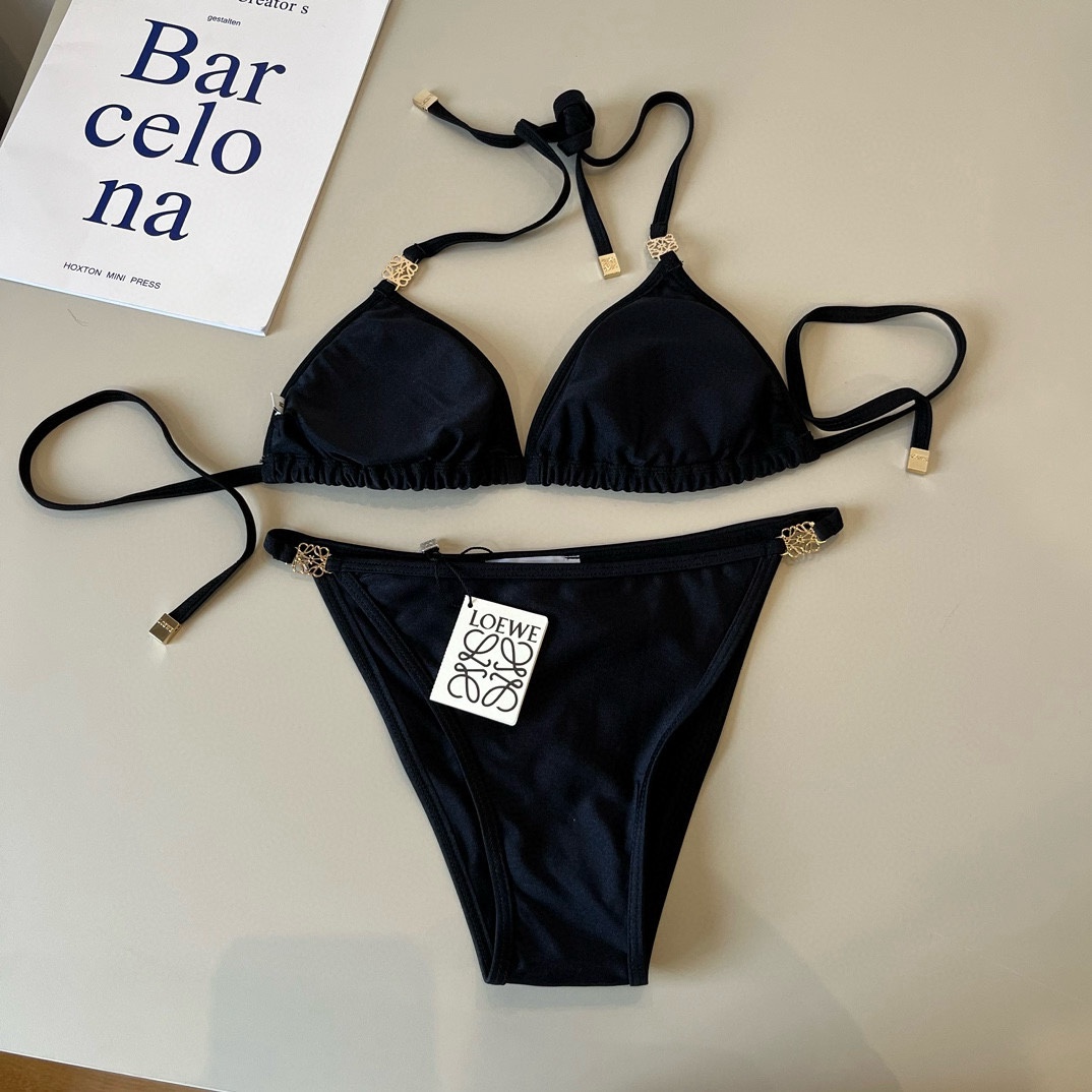 。
罗意威LOEWE新款比基尼泳衣👙❤️😍🥰适合多种场景的游泳衣🏊‍♀️海边 游泳池 温泉 水上乐园 漂