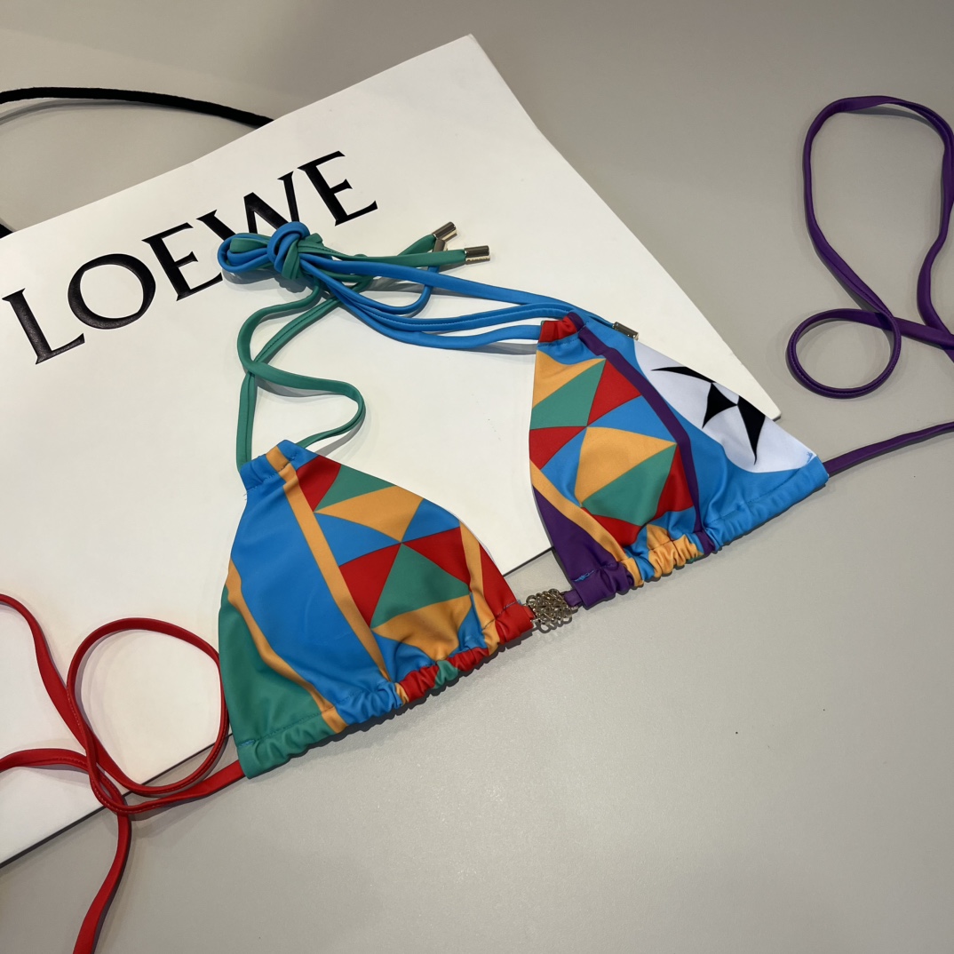 。
罗意威LOEWE新款比基尼泳衣👙❤️😍🥰适合多种场景的游泳衣🏊‍♀️海边 游泳池 温泉 水上乐园 漂
