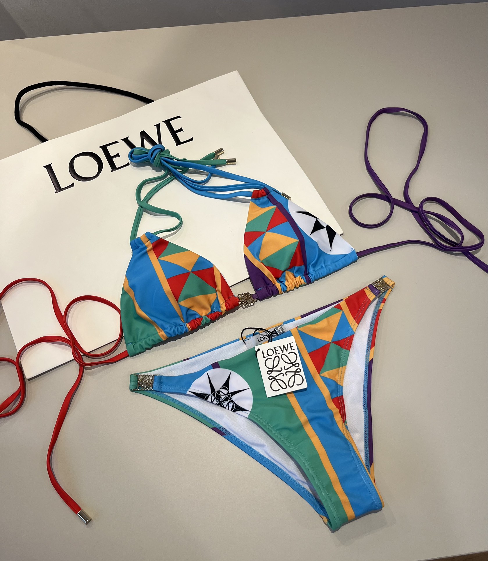 。
罗意威LOEWE新款比基尼泳衣👙❤️😍🥰适合多种场景的游泳衣🏊‍♀️海边 游泳池 温泉 水上乐园 漂