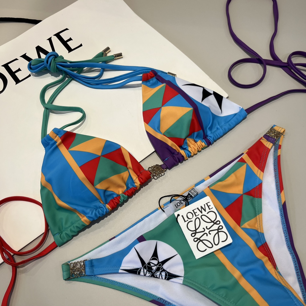 。
罗意威LOEWE新款比基尼泳衣👙❤️😍🥰适合多种场景的游泳衣🏊‍♀️海边 游泳池 温泉 水上乐园 漂